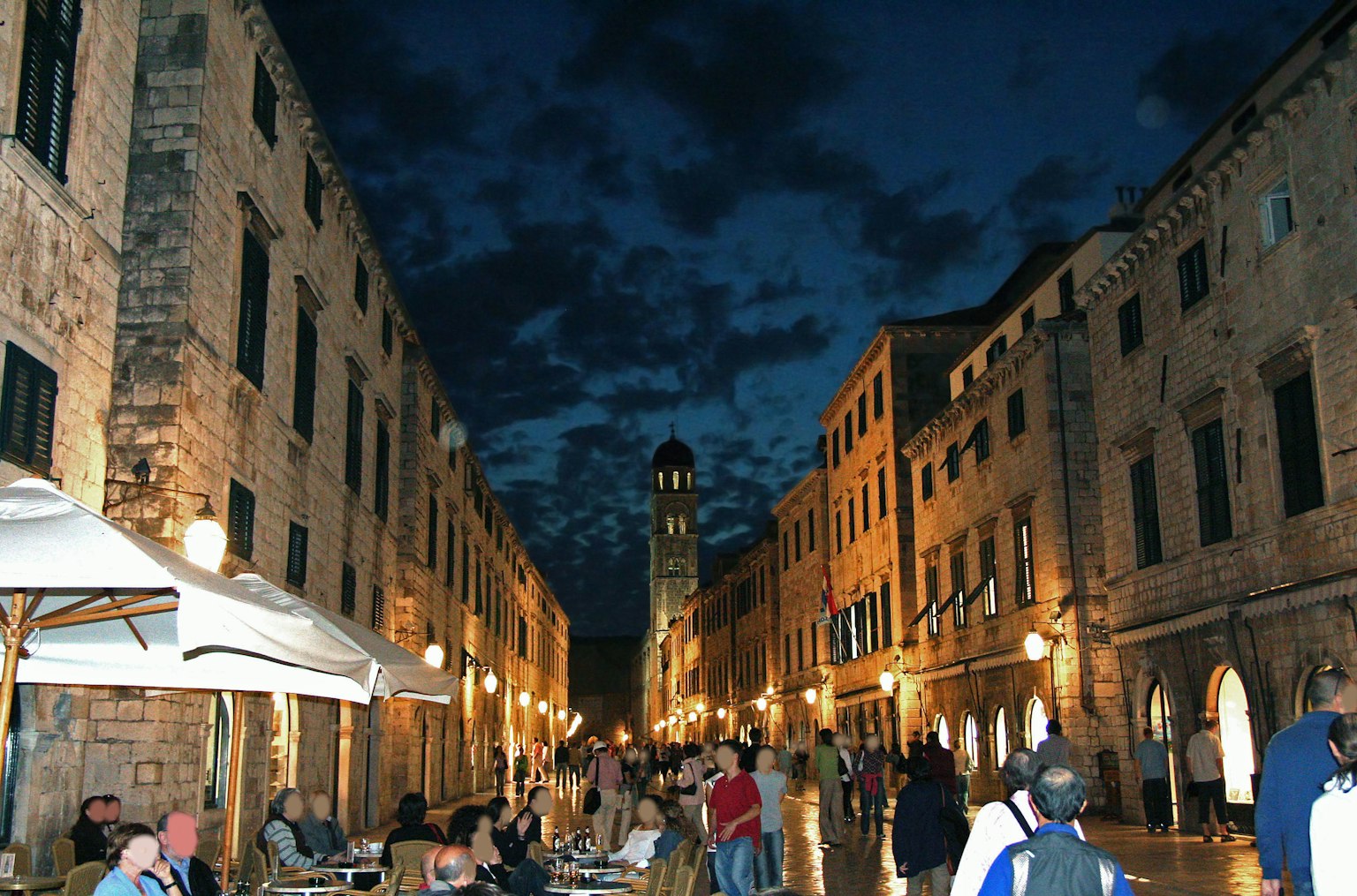 Calle concurrida en el casco antiguo de Dubrovnik de noche