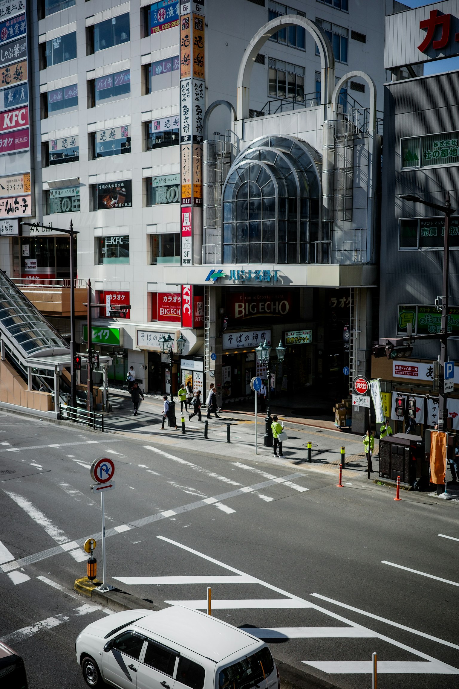 상업 건물 입구와 넓은 도로의 모습