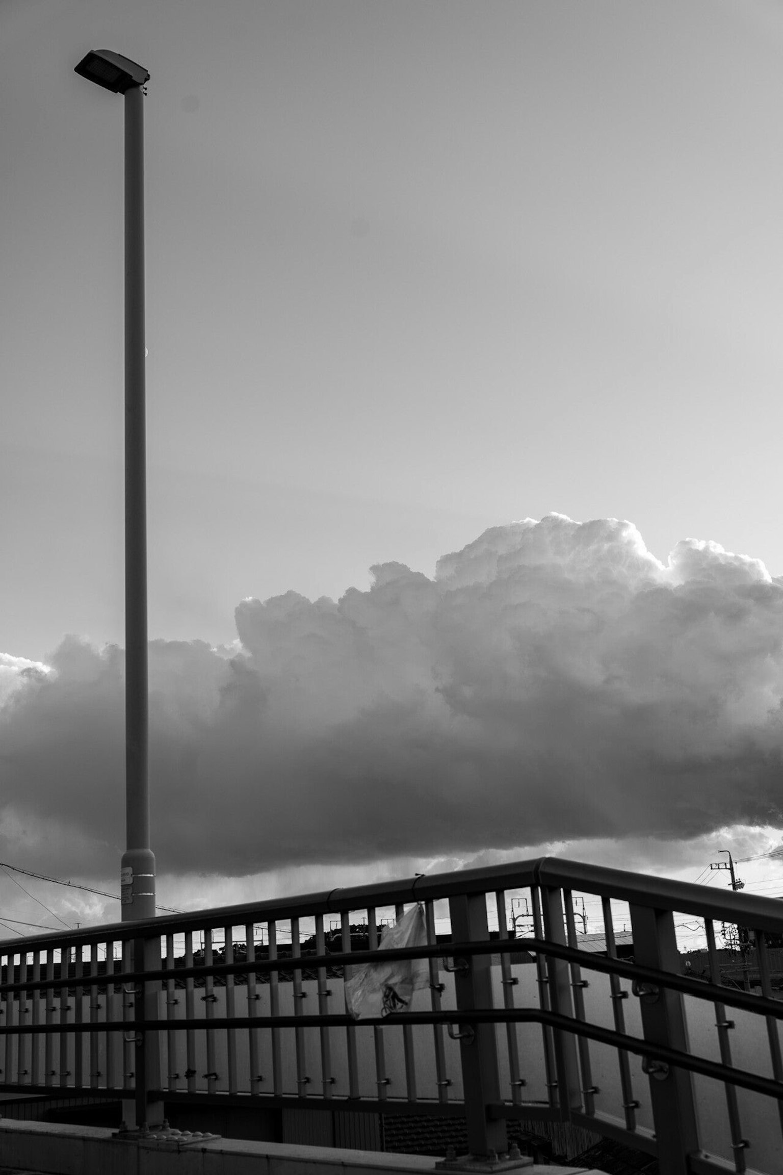 黑白图像的桥与路灯和云