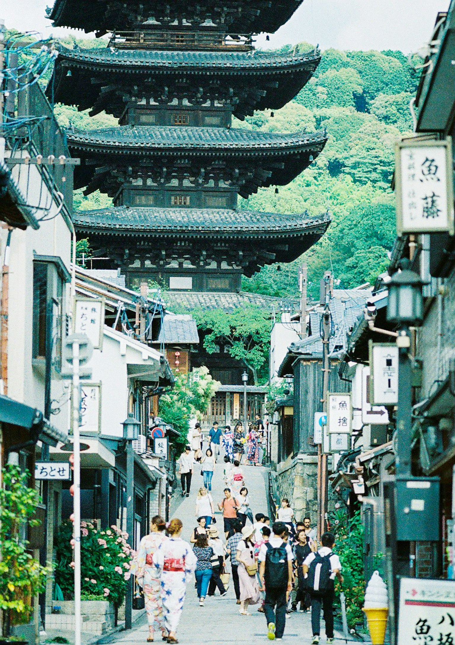 傳統街道和寶塔的風景，有人們在走動