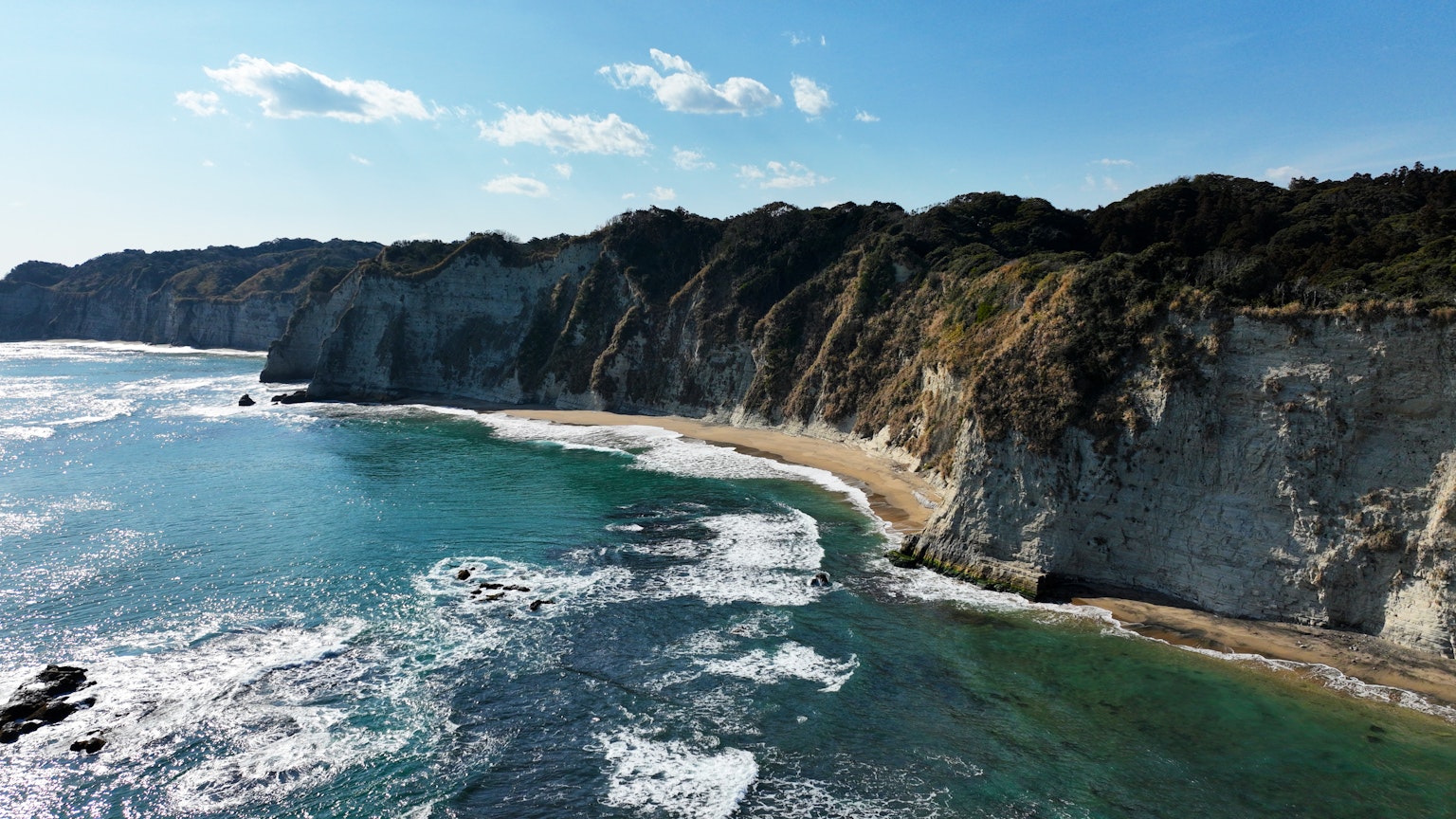 Paesaggio costiero con oceano blu e scogliere bianche