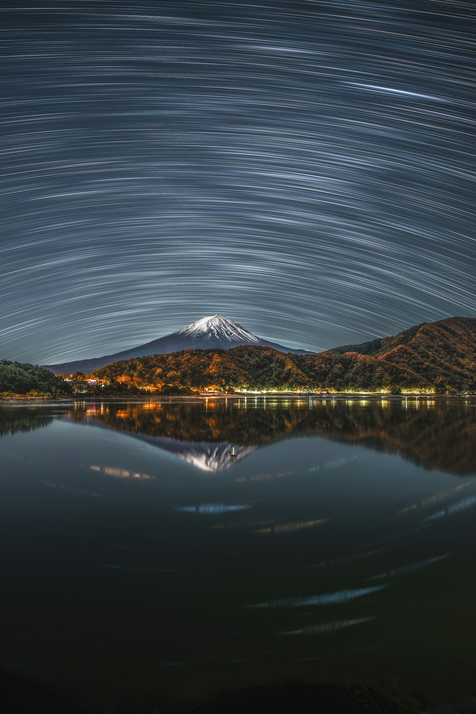 富士山の星空の長時間露光写真 湖の反射が美しい