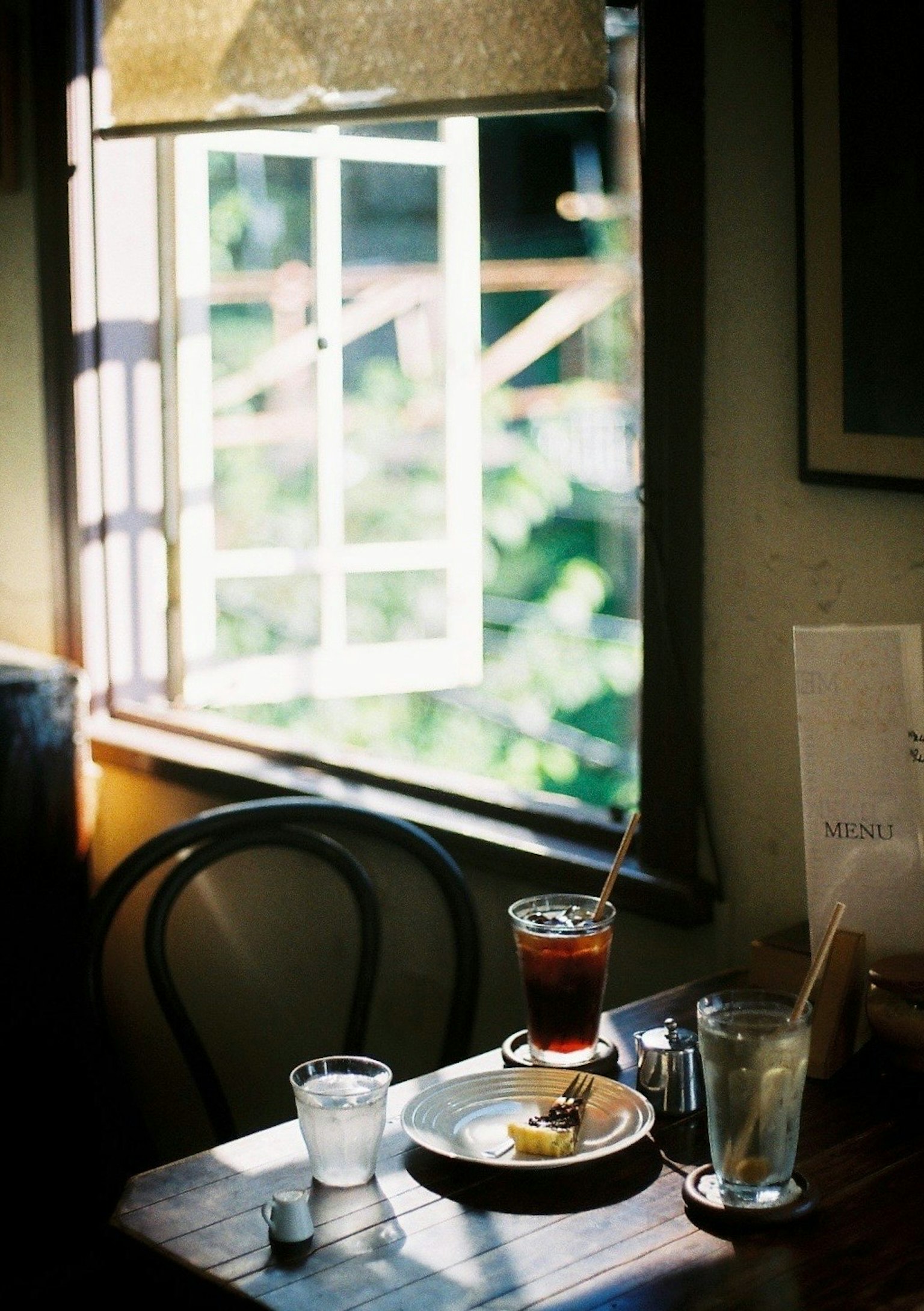Mesa junto a la ventana con bebidas y comida
