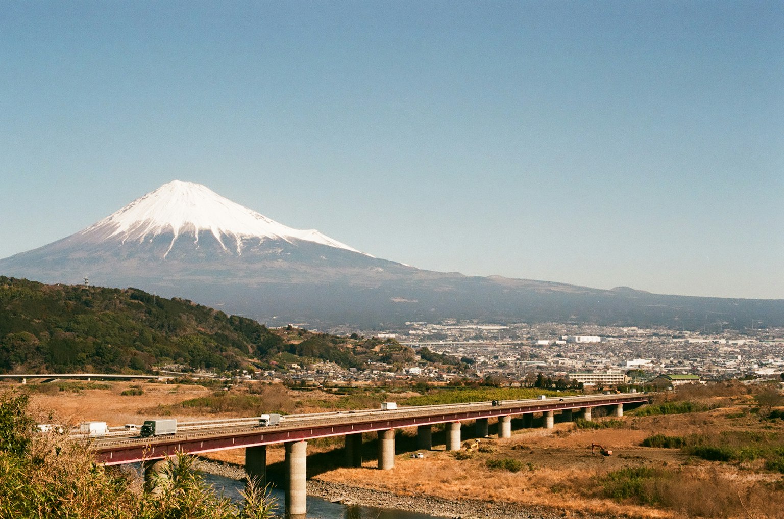 Gunung Fuji di bawah langit biru cerah dengan jembatan dan kota