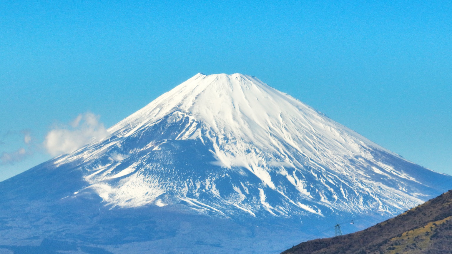雪山景觀與晴朗的藍天和雲彩