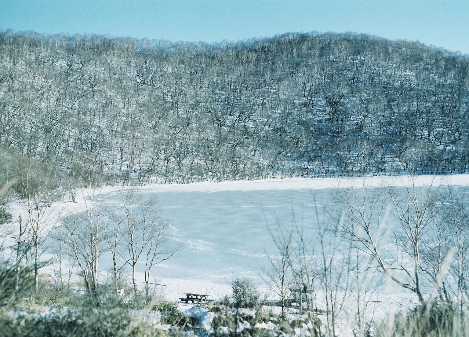 Lago coperto di neve circondato da montagne