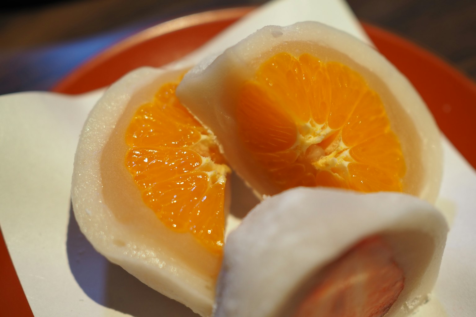 橙子和麻糬甜點的特寫