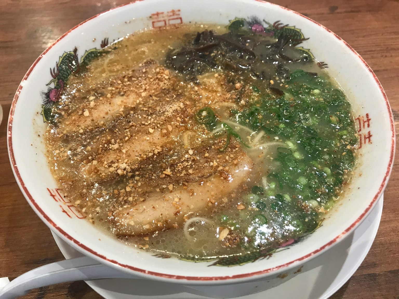 盛有湯和配料的拉麵碗