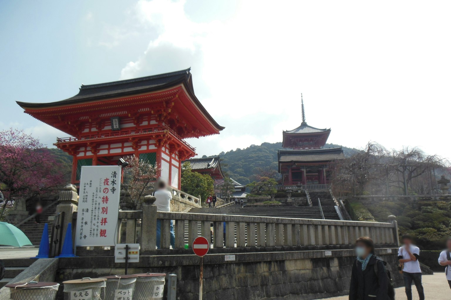 旅游目的地的红色大门和山景