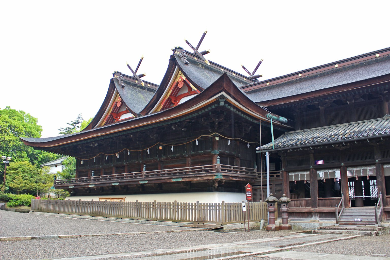 Äußeres eines traditionellen japanischen Schreins mit schönen Dächern und komplizierten Verzierungen