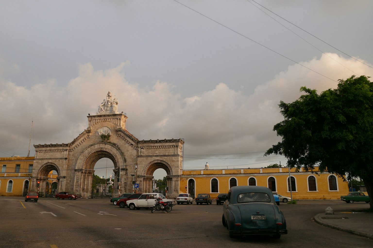 Vista panoramica con un arco e edifici gialli