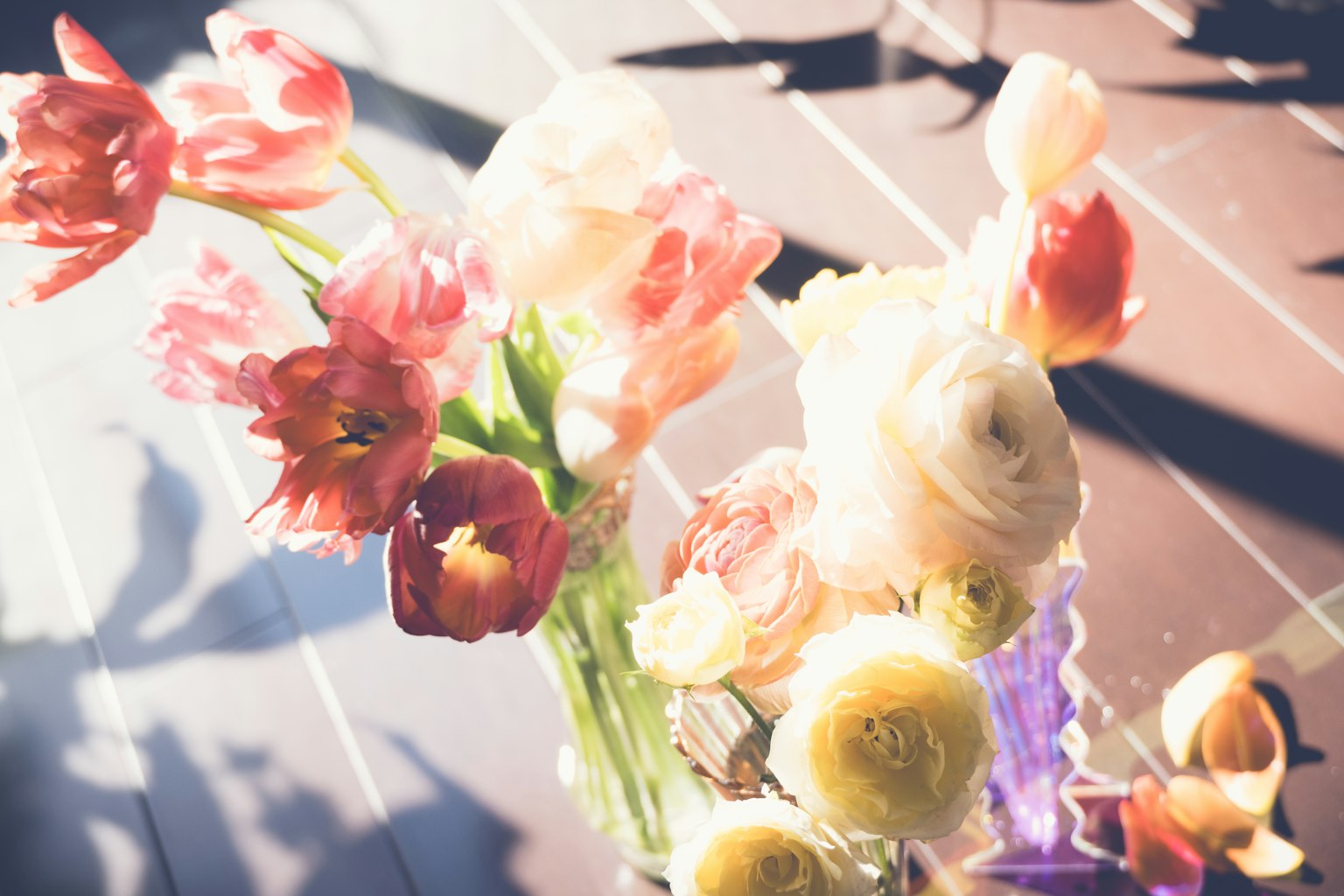 Ein bunter Blumenstrauß, der im Sonnenlicht leuchtet