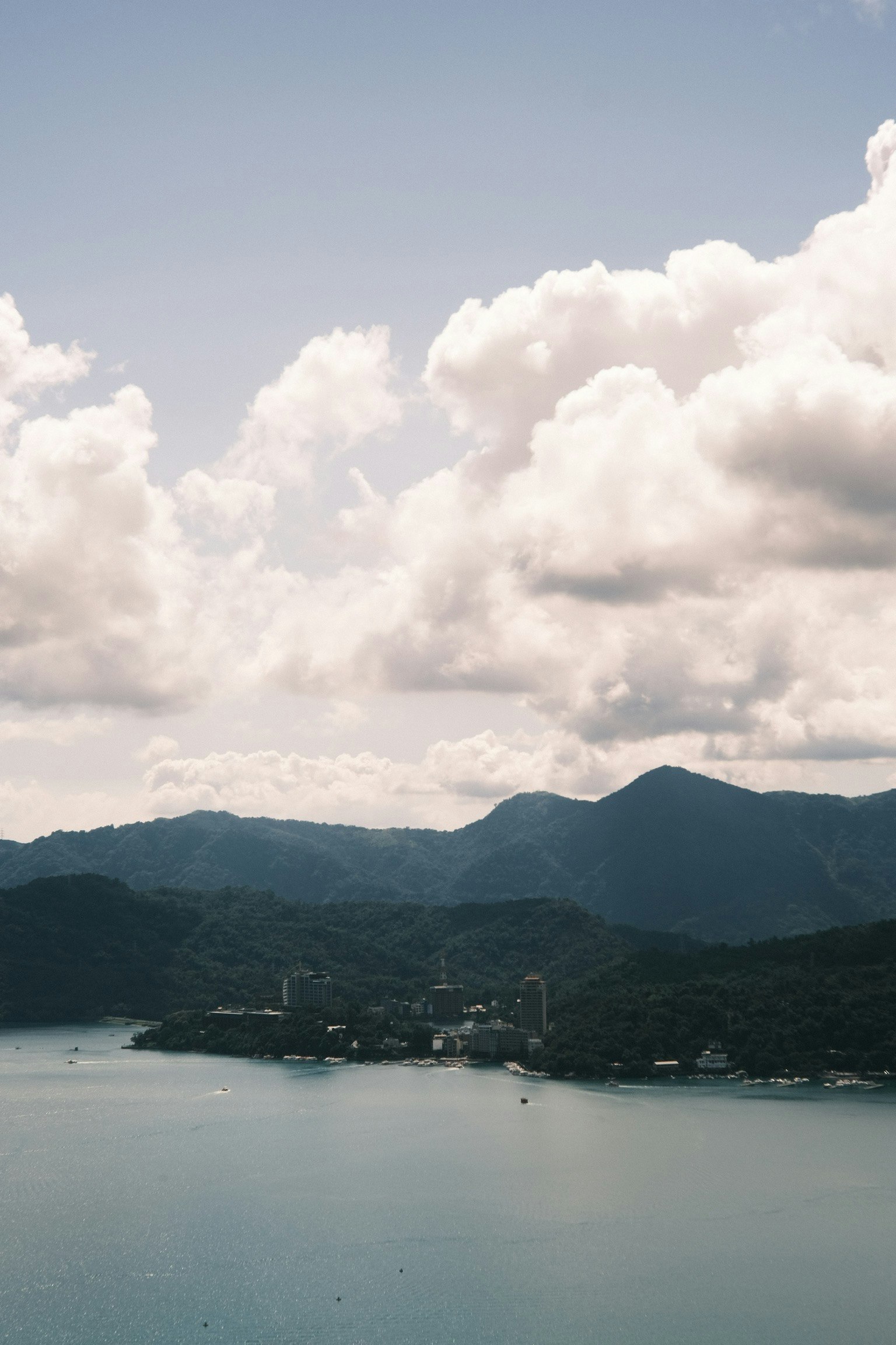 Vue panoramique de montagnes et de mer avec des nuages