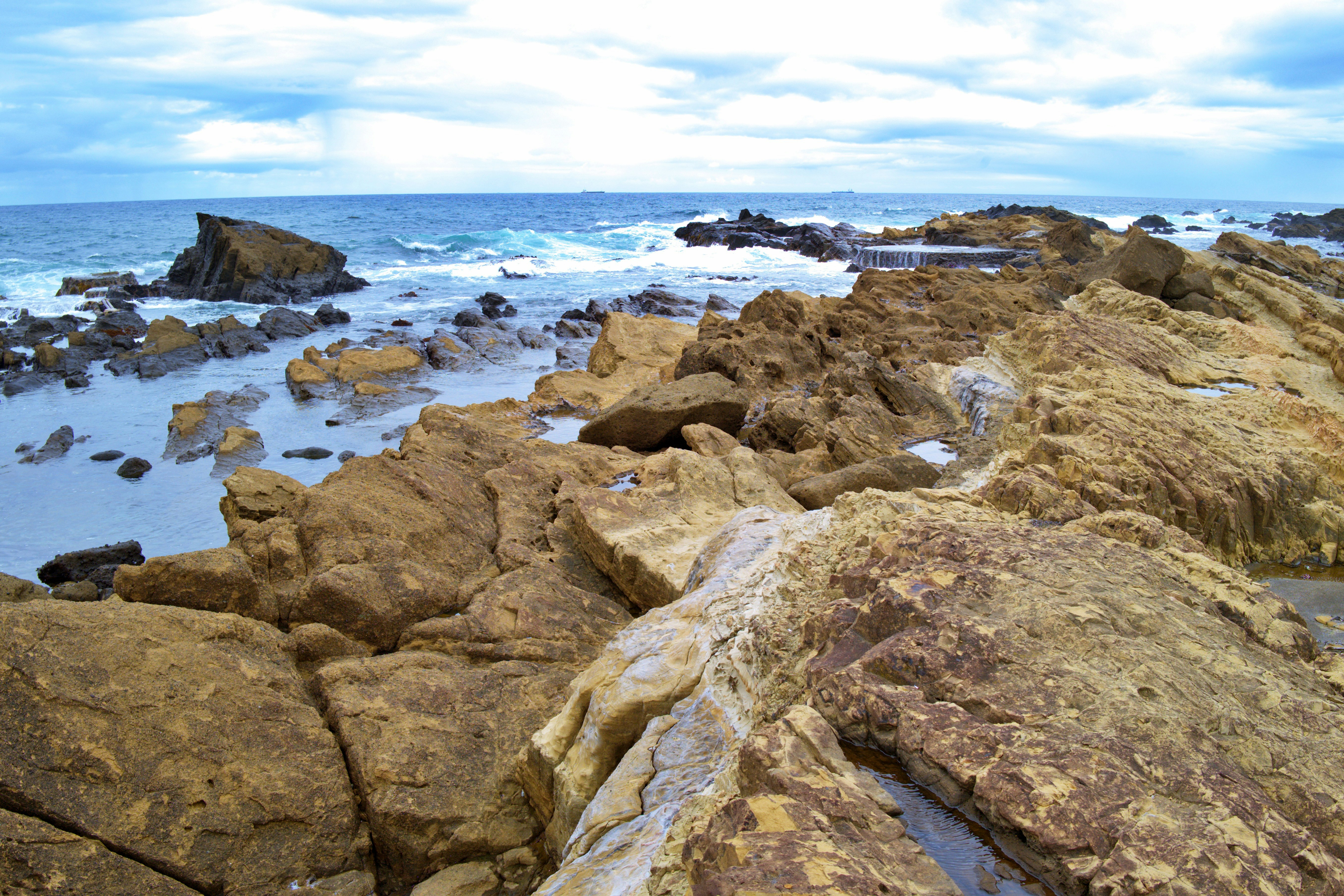 岩石海岸的海浪与礁石景观