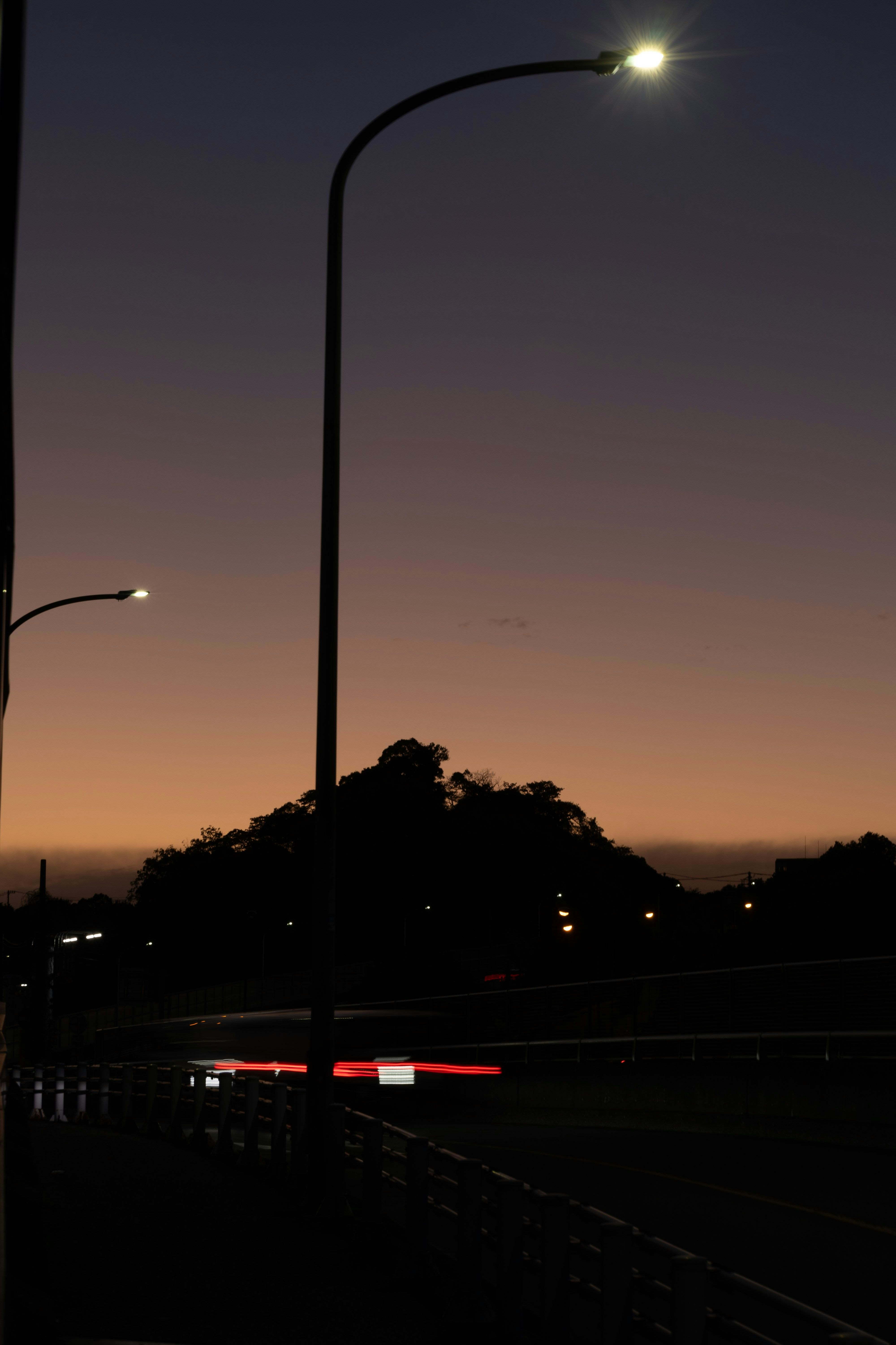夕暮れの空と街灯のある高架道路の夜景