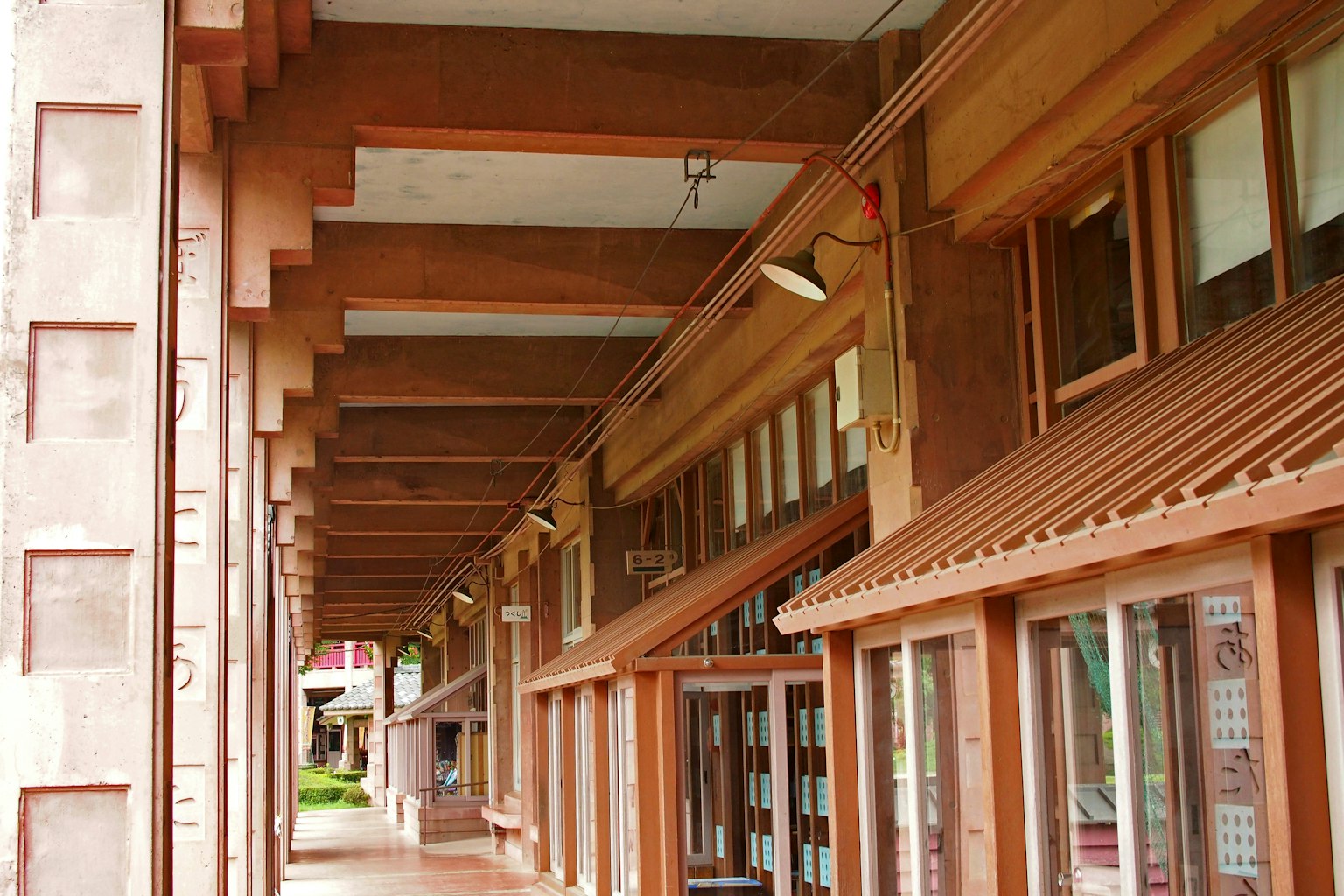 Koridor di bawah arcade kayu yang indah dengan jendela besar