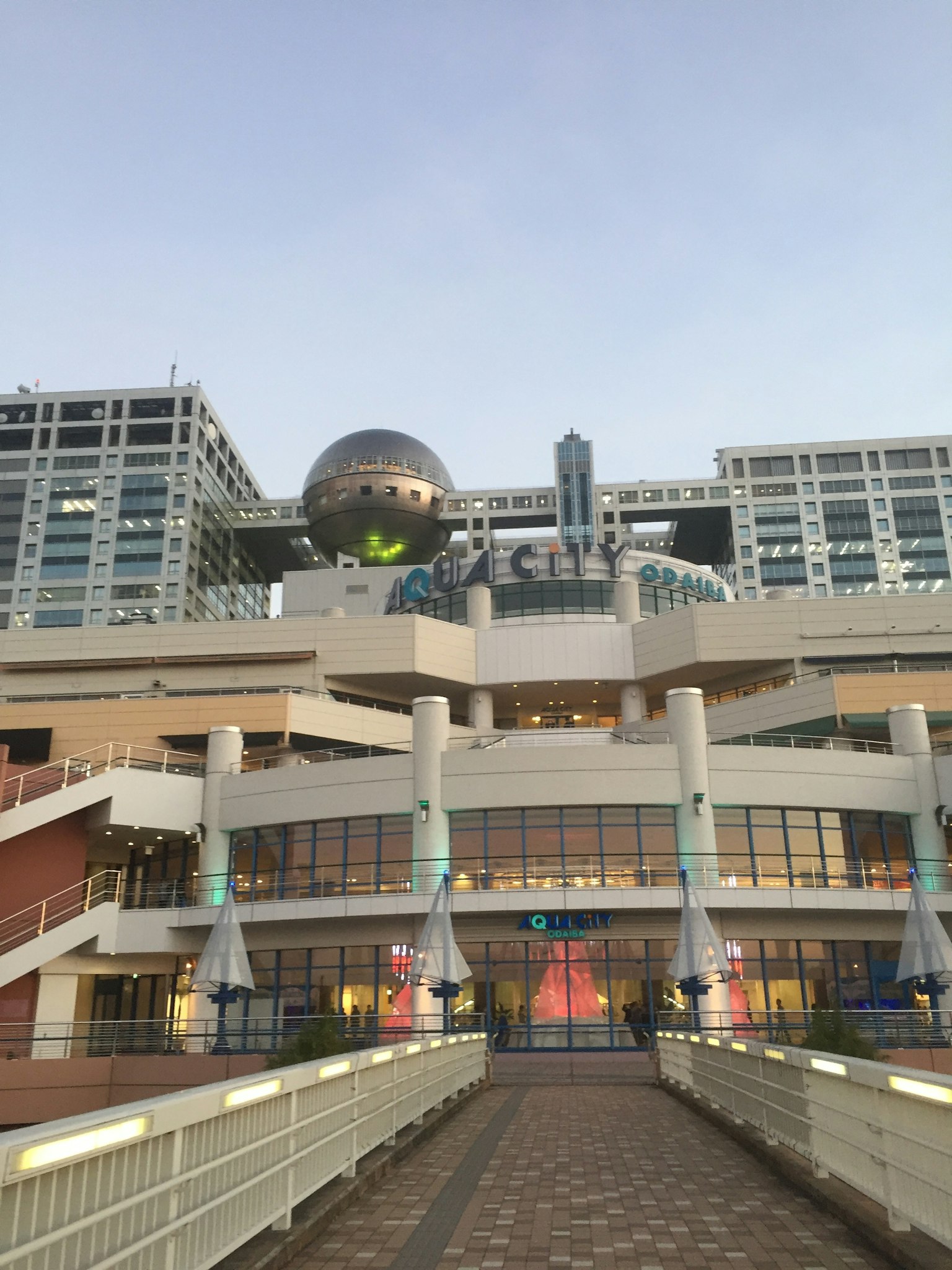 Modernes architektonisches Gebäude mit einer großen Kugel in der Mitte