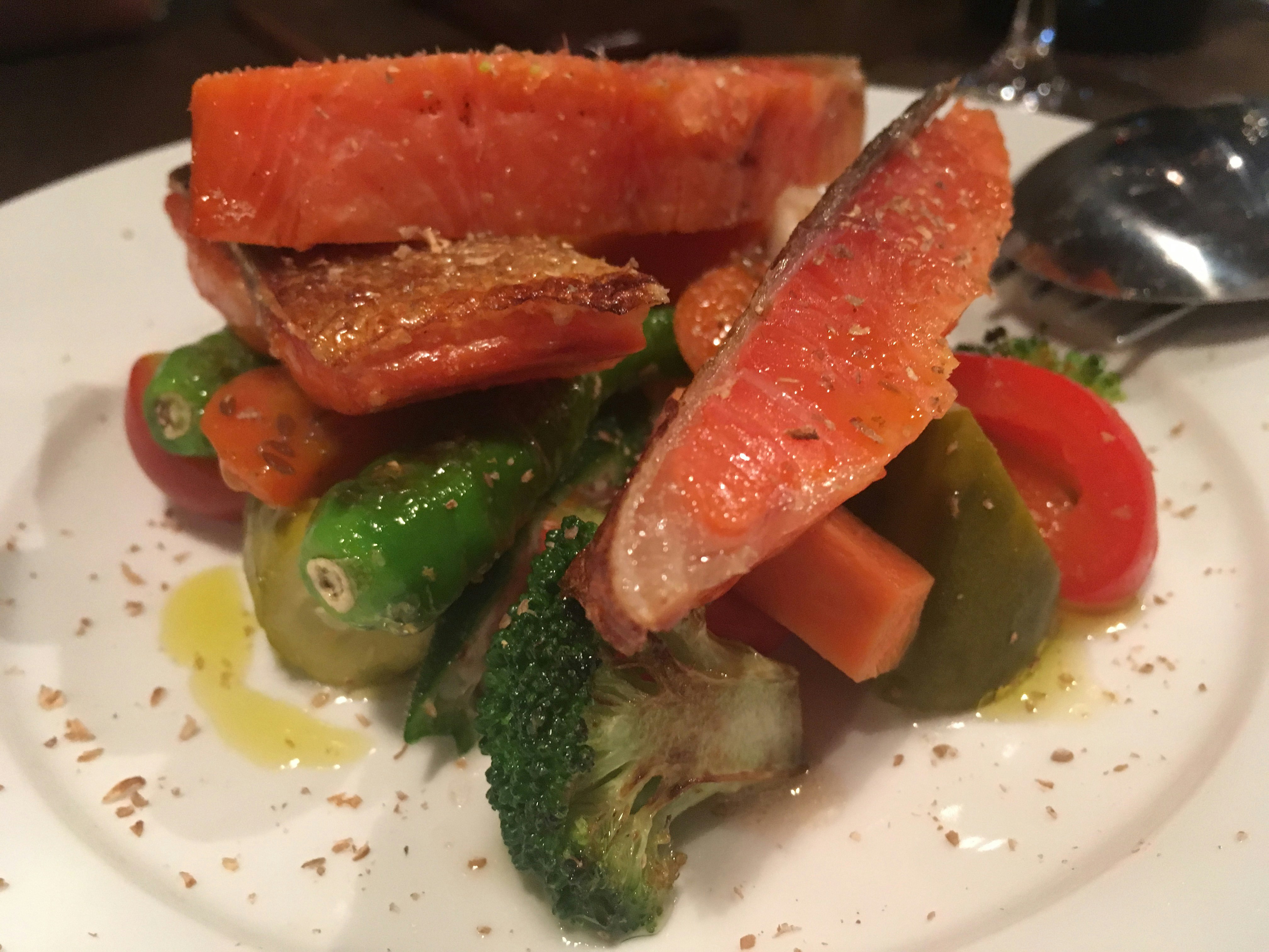 皿に盛られた野菜とサーモンの前菜