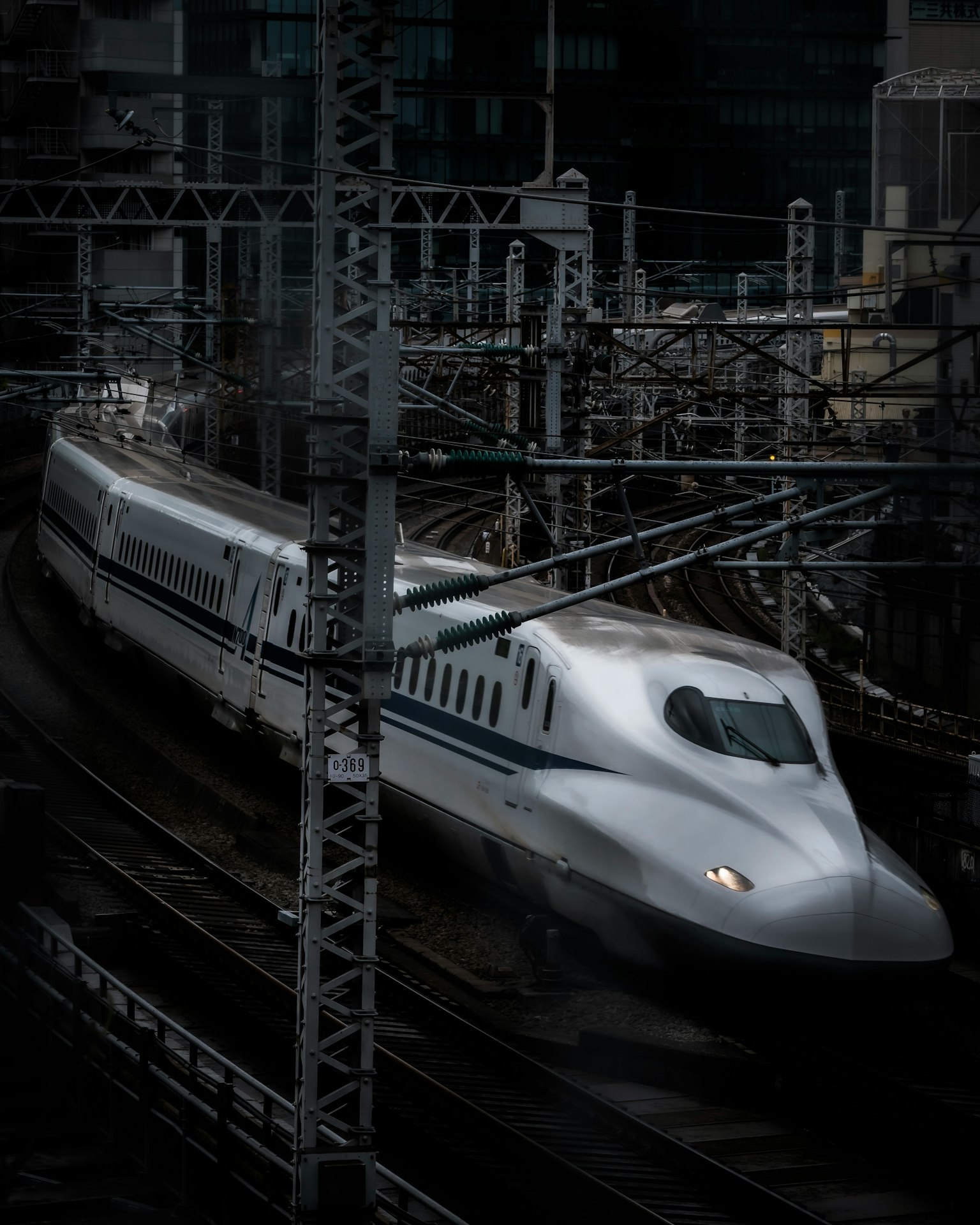 รถไฟชินคันเซนที่วิ่งผ่านภูมิทัศน์เมืองมืด