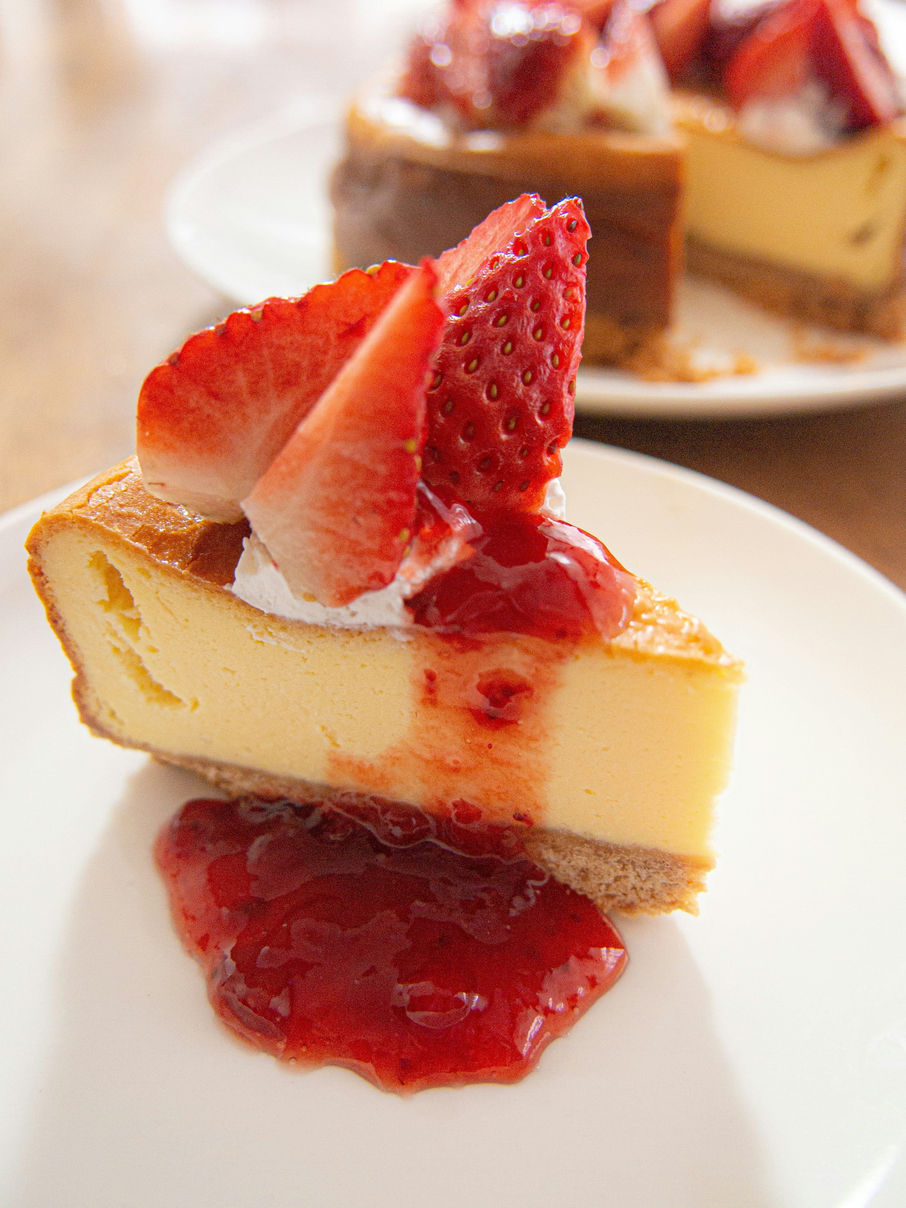 いちごソースのかかったチーズケーキのアップ