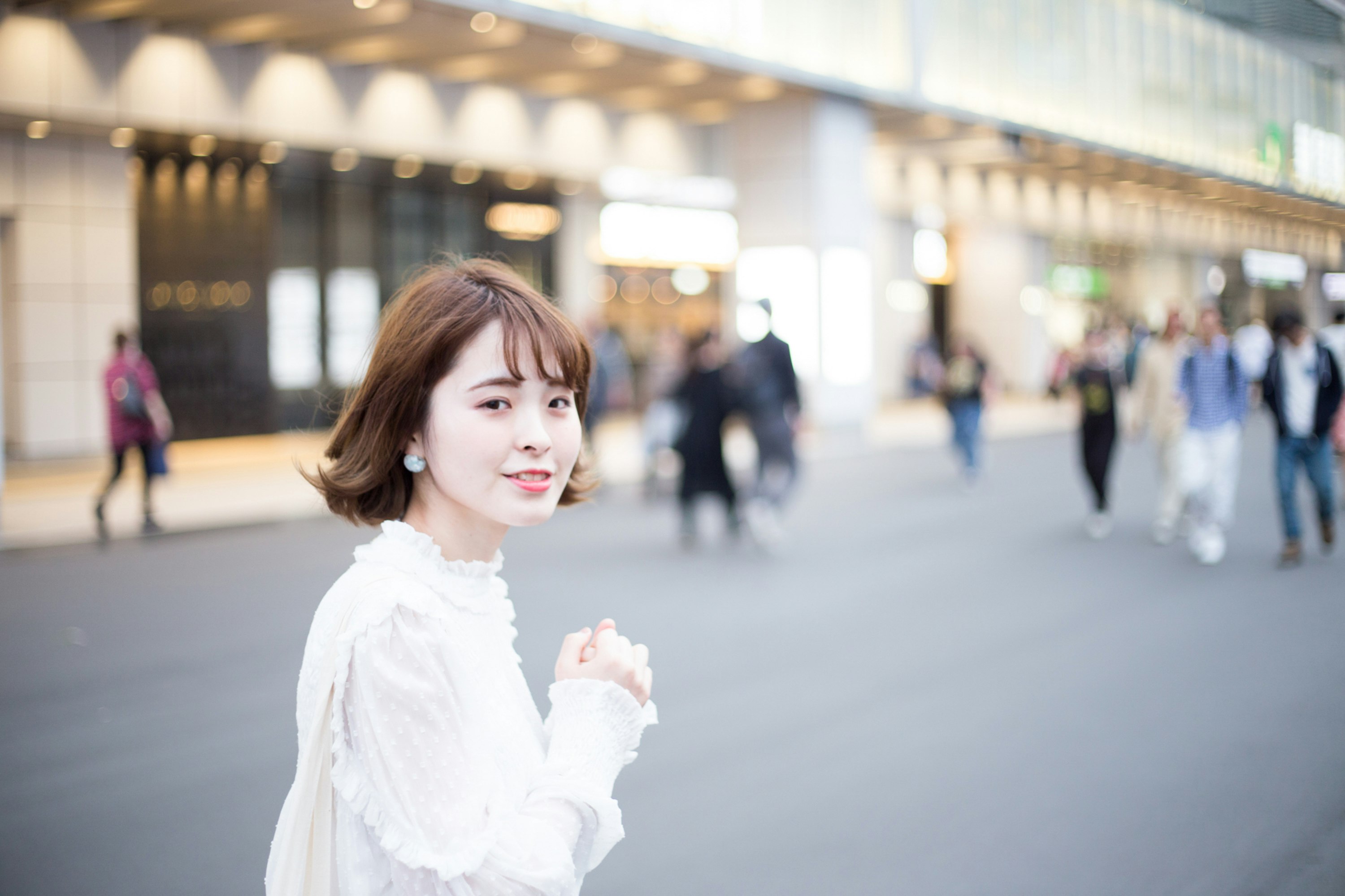 駅の通路で微笑む女性