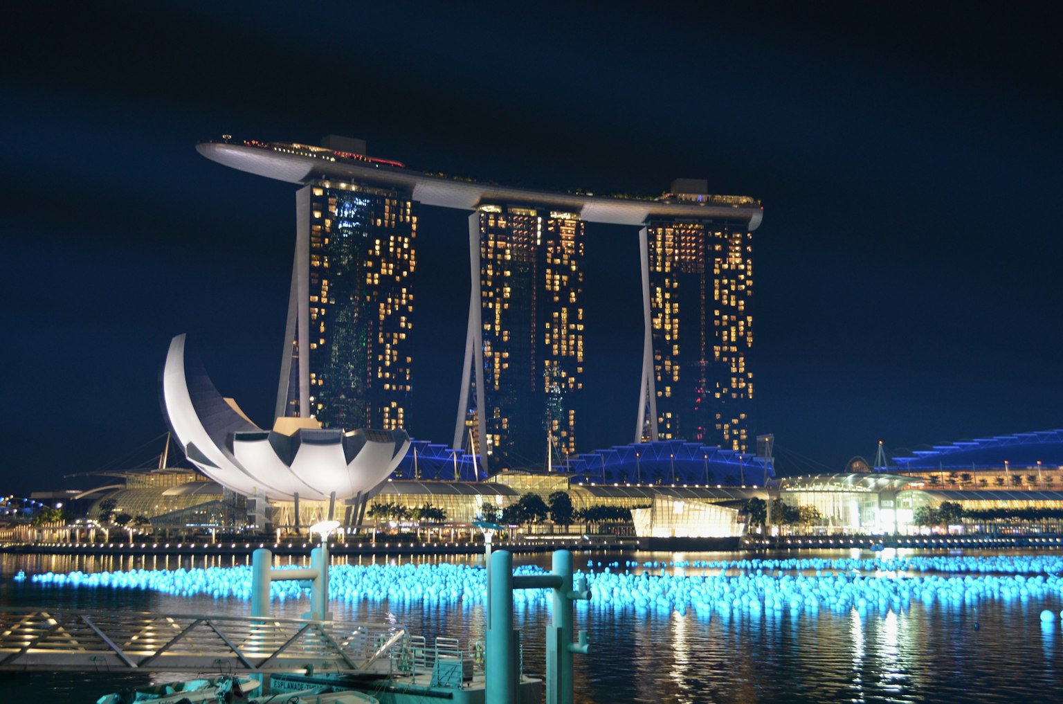 Marina Bay Sands à Singapour la nuit avec des reflets illuminés