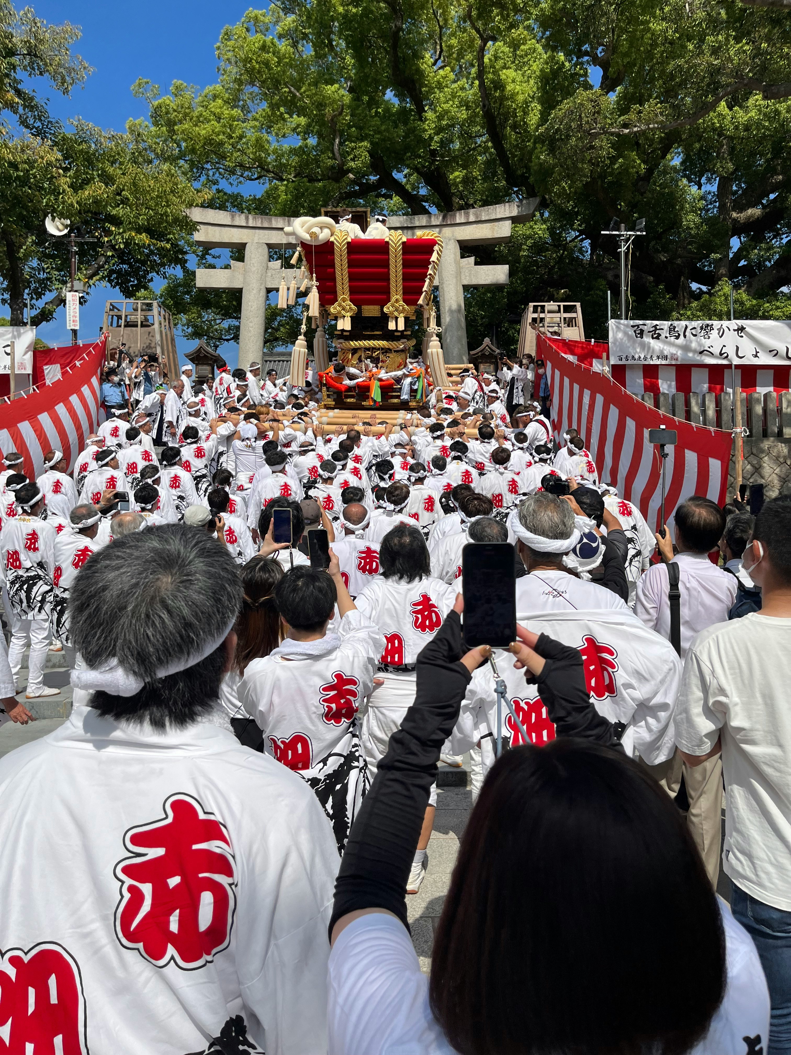 在莫祖八幡宫境内举行的秋祭“布団太鼓”巡游