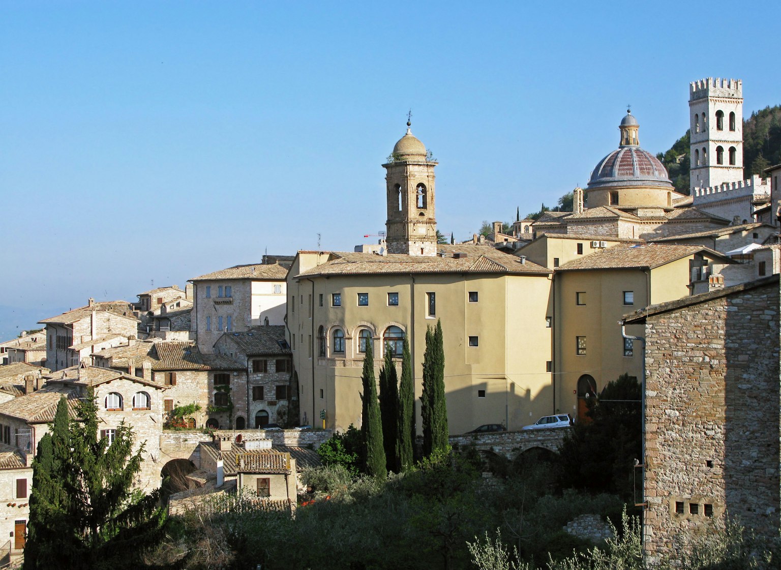 Paesaggio urbano medievale con chiese su una collina