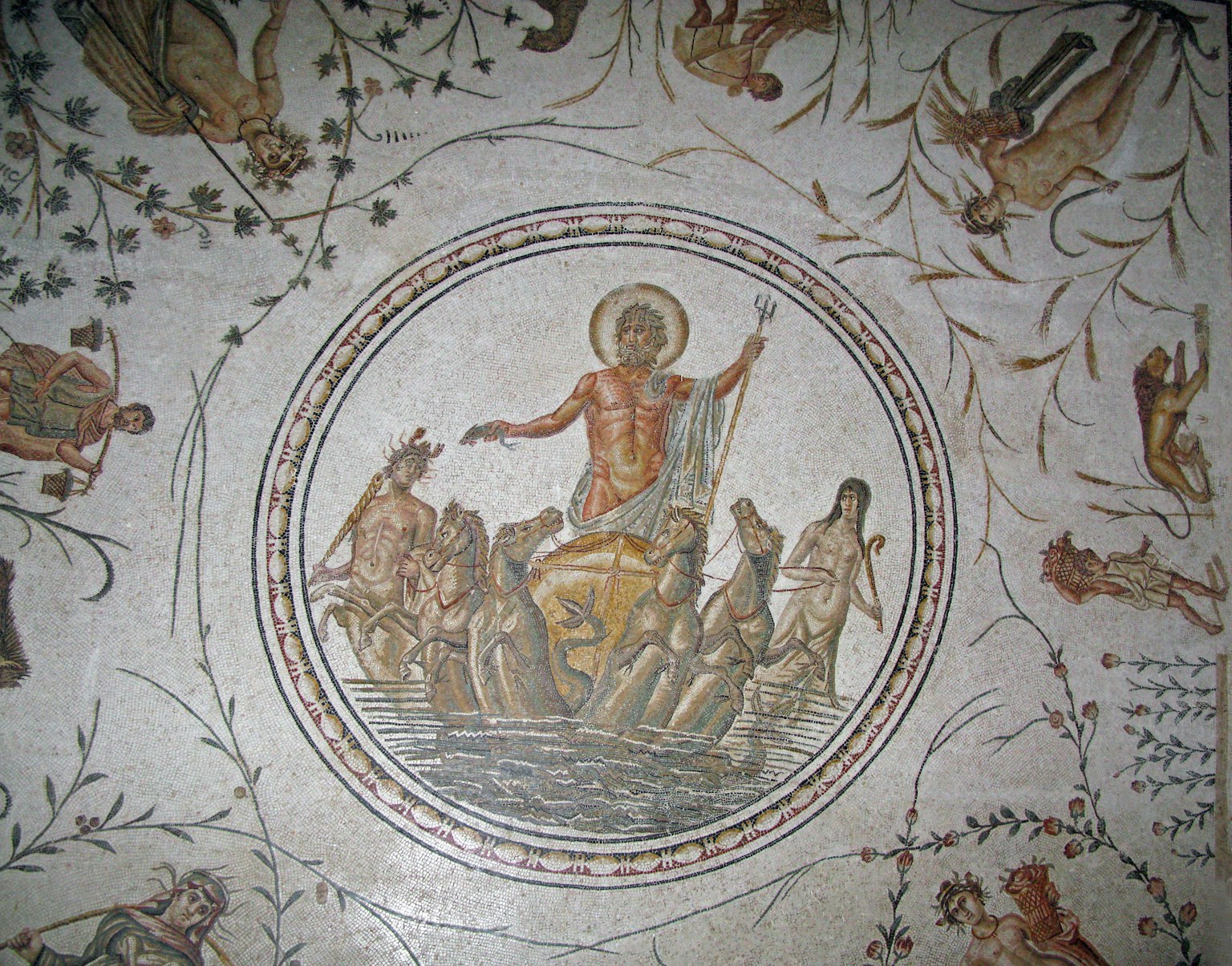 Mosaik kuno yang menggambarkan sosok berdiri di atas air dikelilingi oleh karakter mitologis