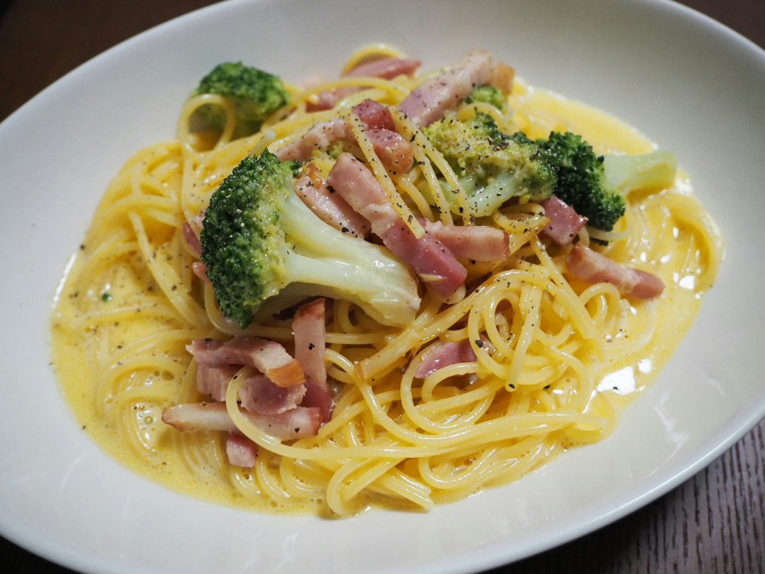 Cremige Spaghetti mit Brokkoli und Speck