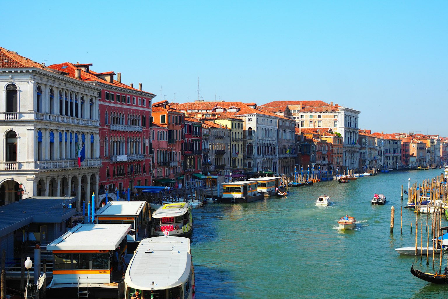 Bunte Gebäude entlang des Kanals in Venedig mit Booten