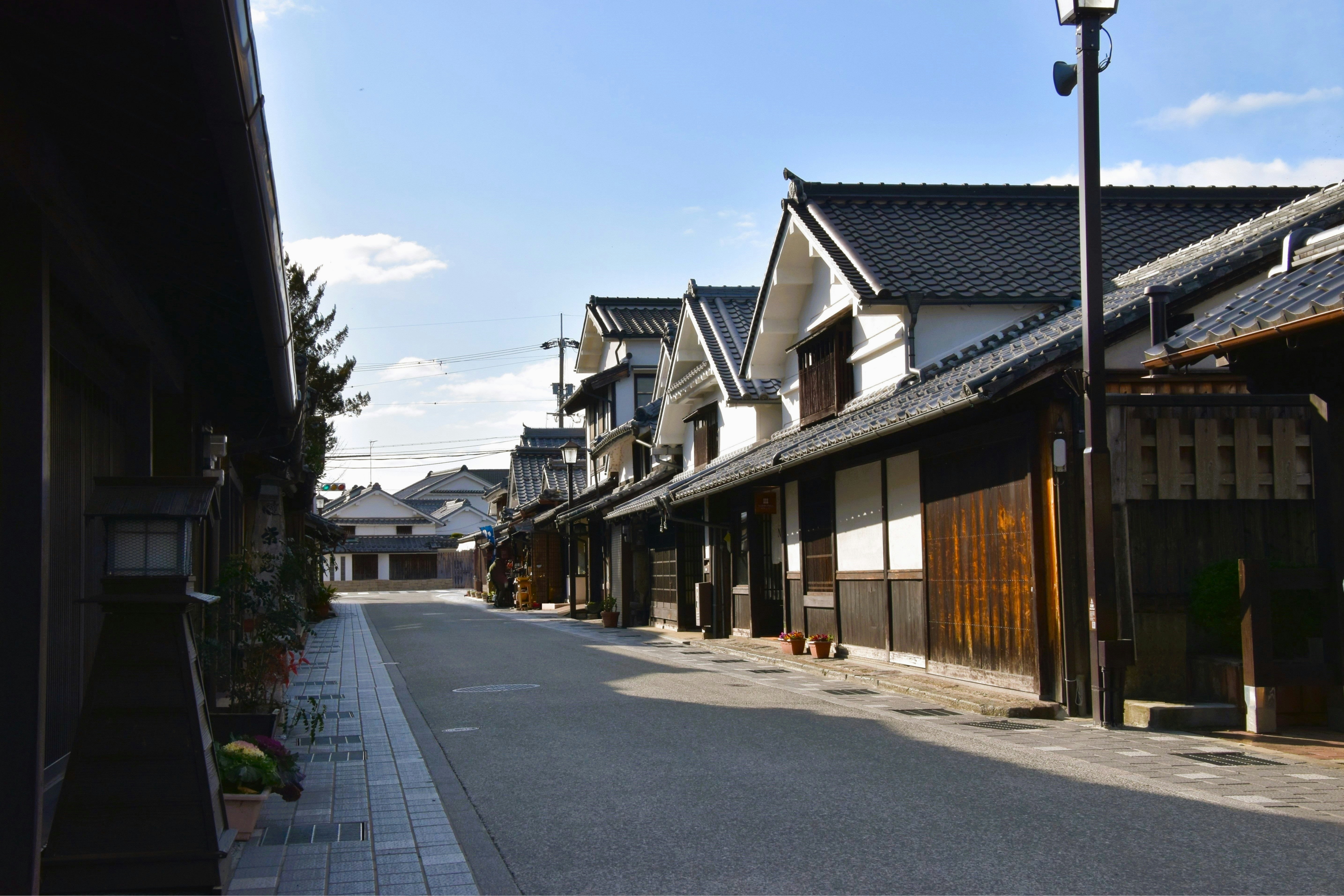 白壁の家並みが続く静かな路地