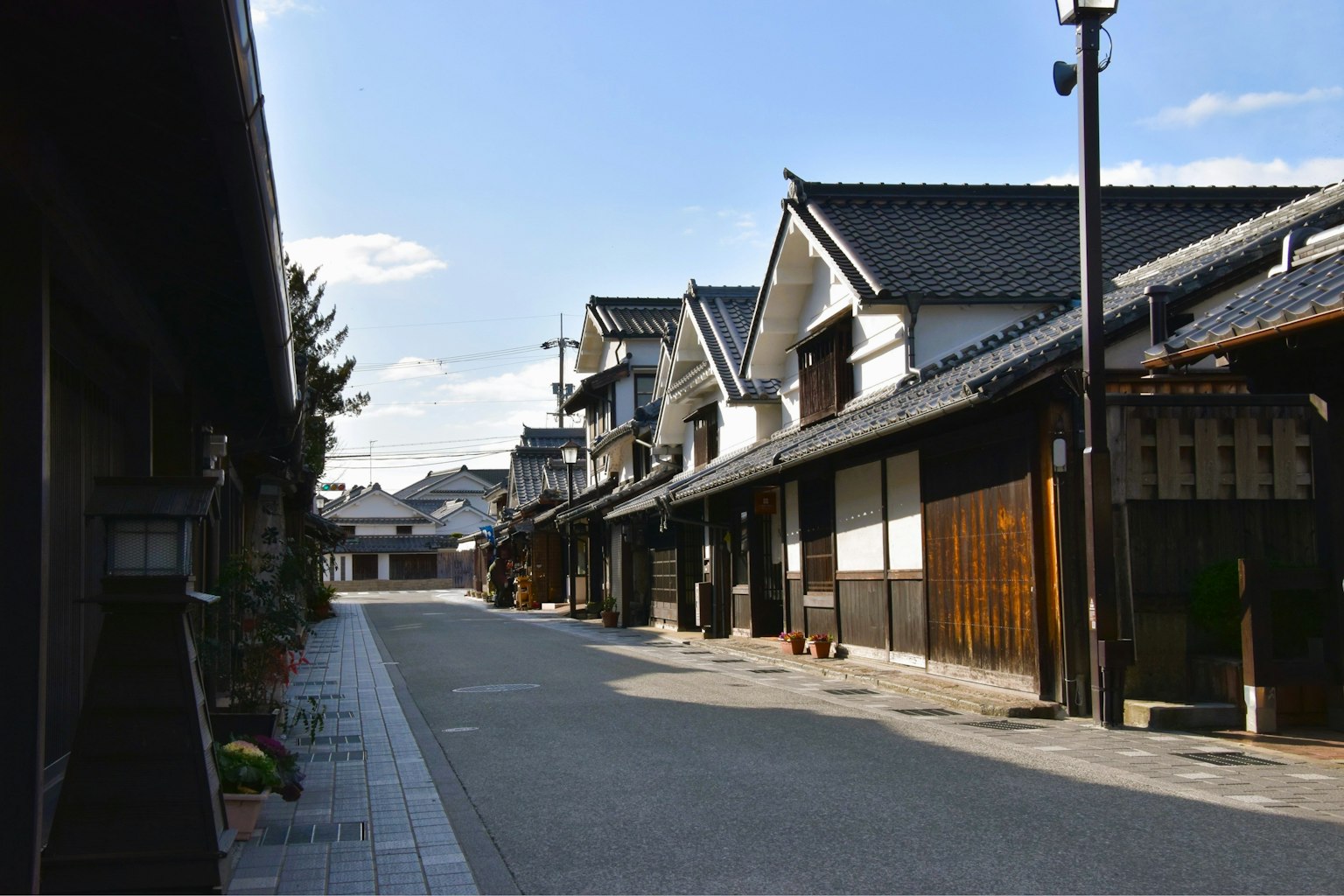 Jalan tenang dengan arsitektur Jepang tradisional
