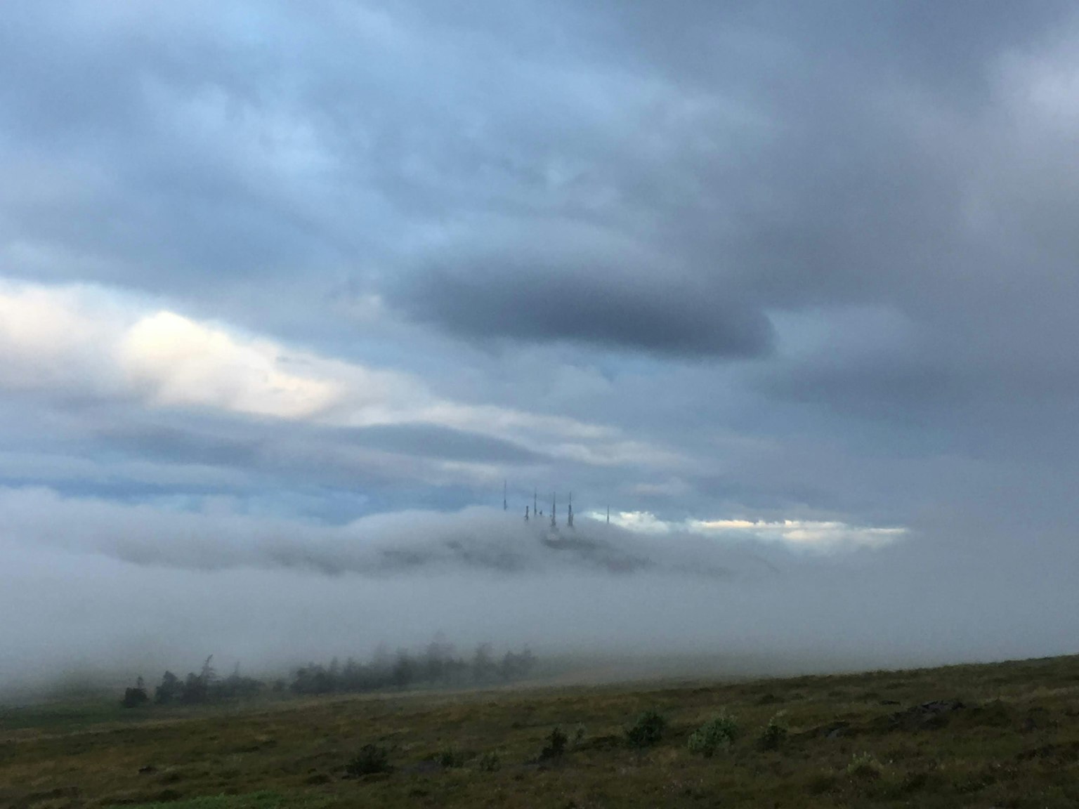 Paysage brumeux avec ciel bleu et nuages