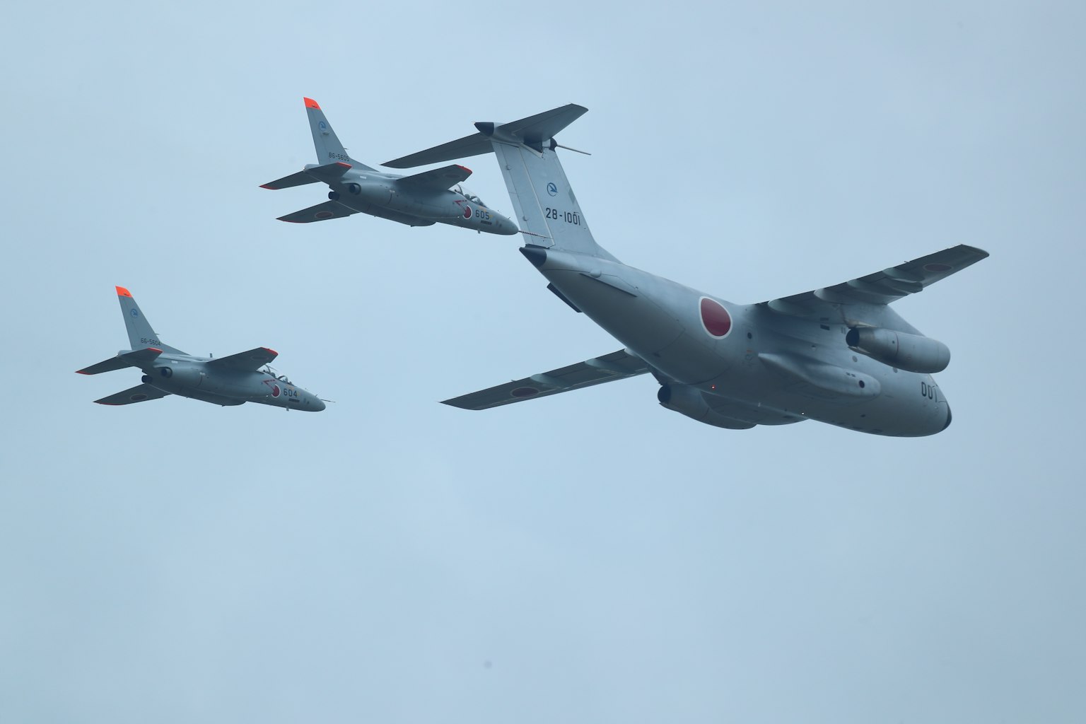 日本飞机在多云的天空中飞行