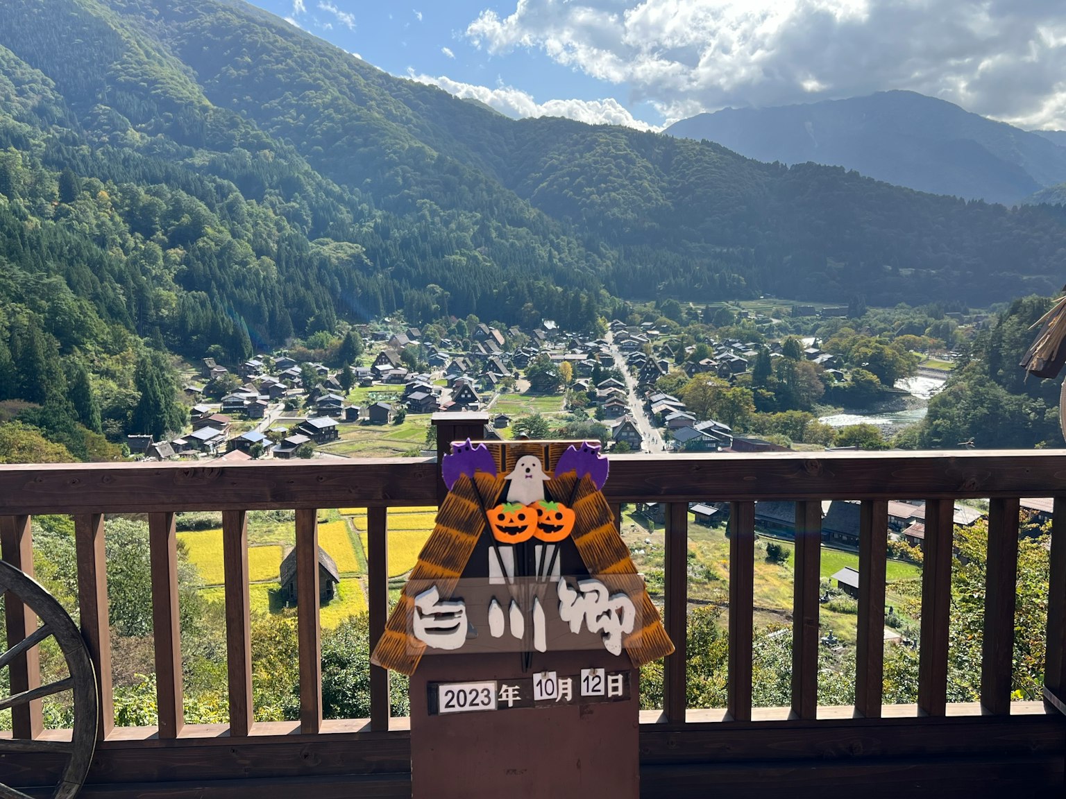 Vista panoramica dal belvedere di Shirakawa-go con montagne e case tradizionali