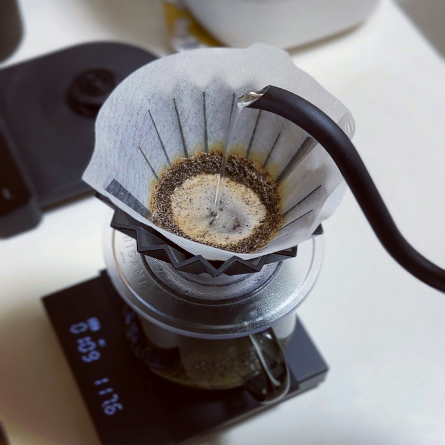 Filtro de café y balanza en una cocina para preparar café