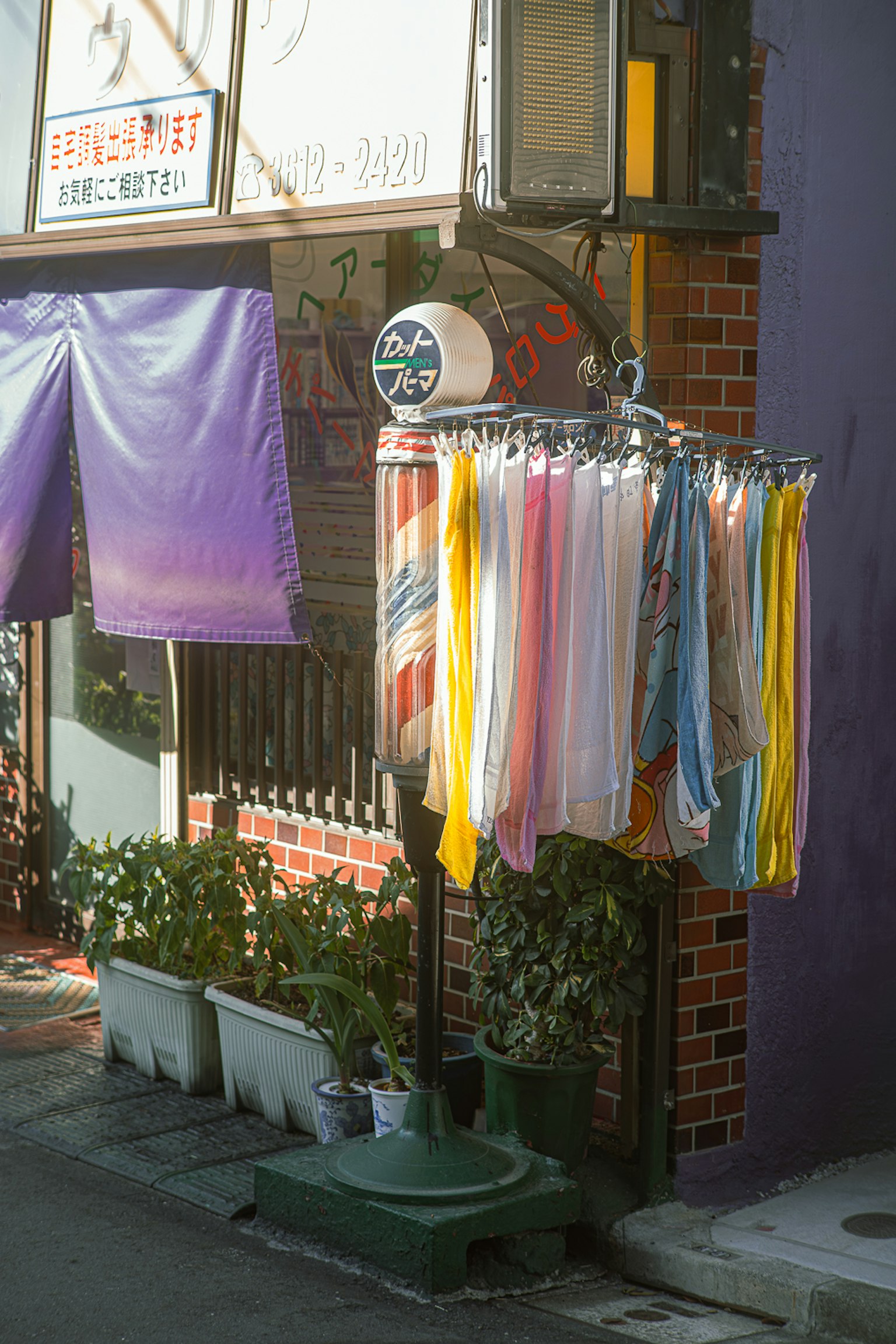 Bufandas coloridas exhibidas frente a una barbería