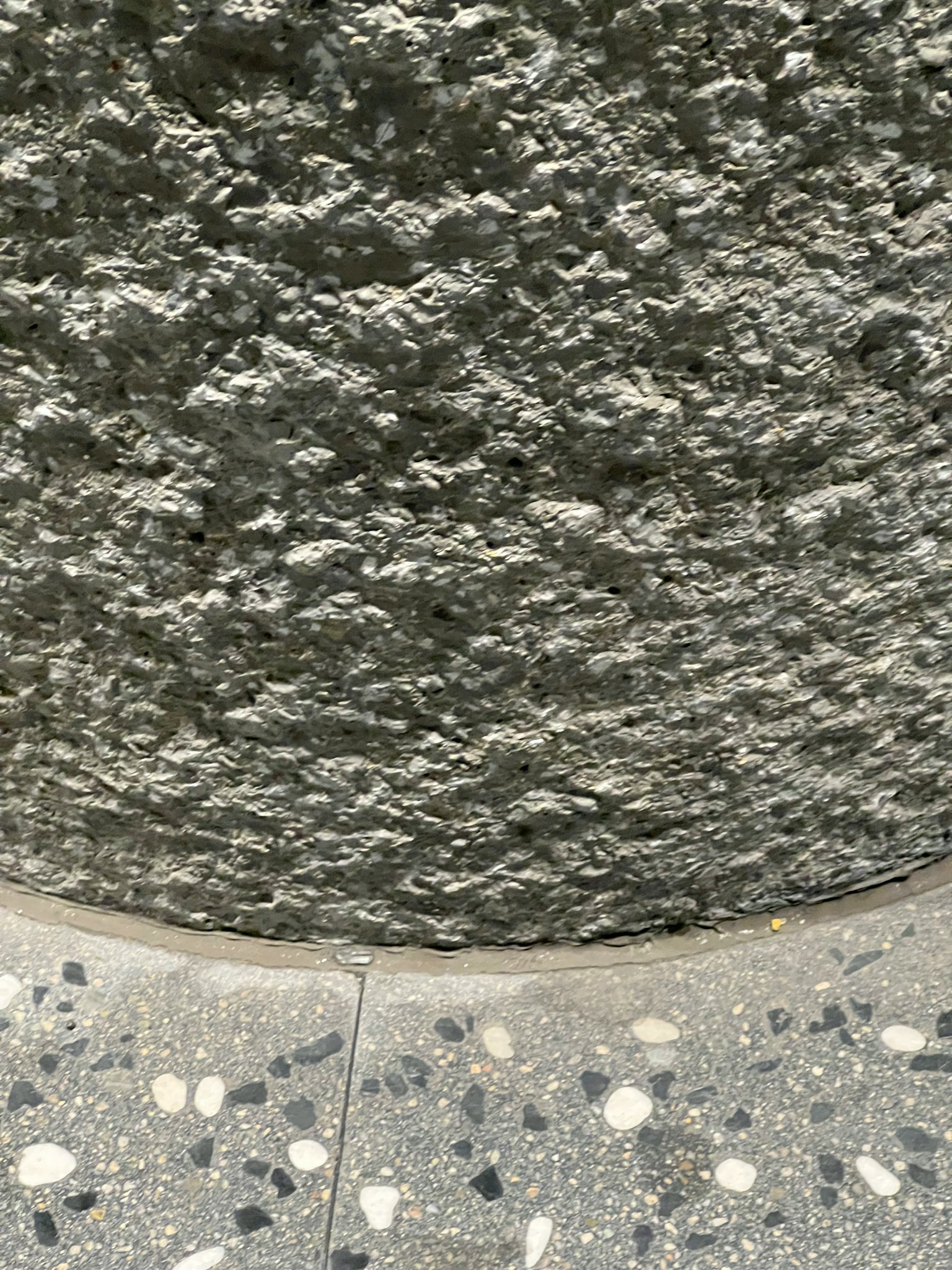 粗糙紋理的牆和圓形混凝土地面