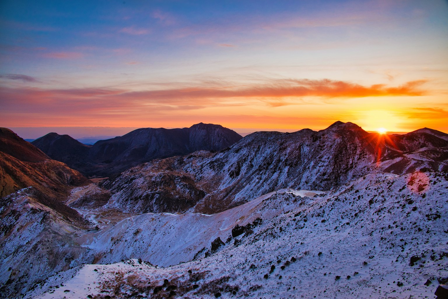 Impresionante vista de montañas nevadas al atardecer