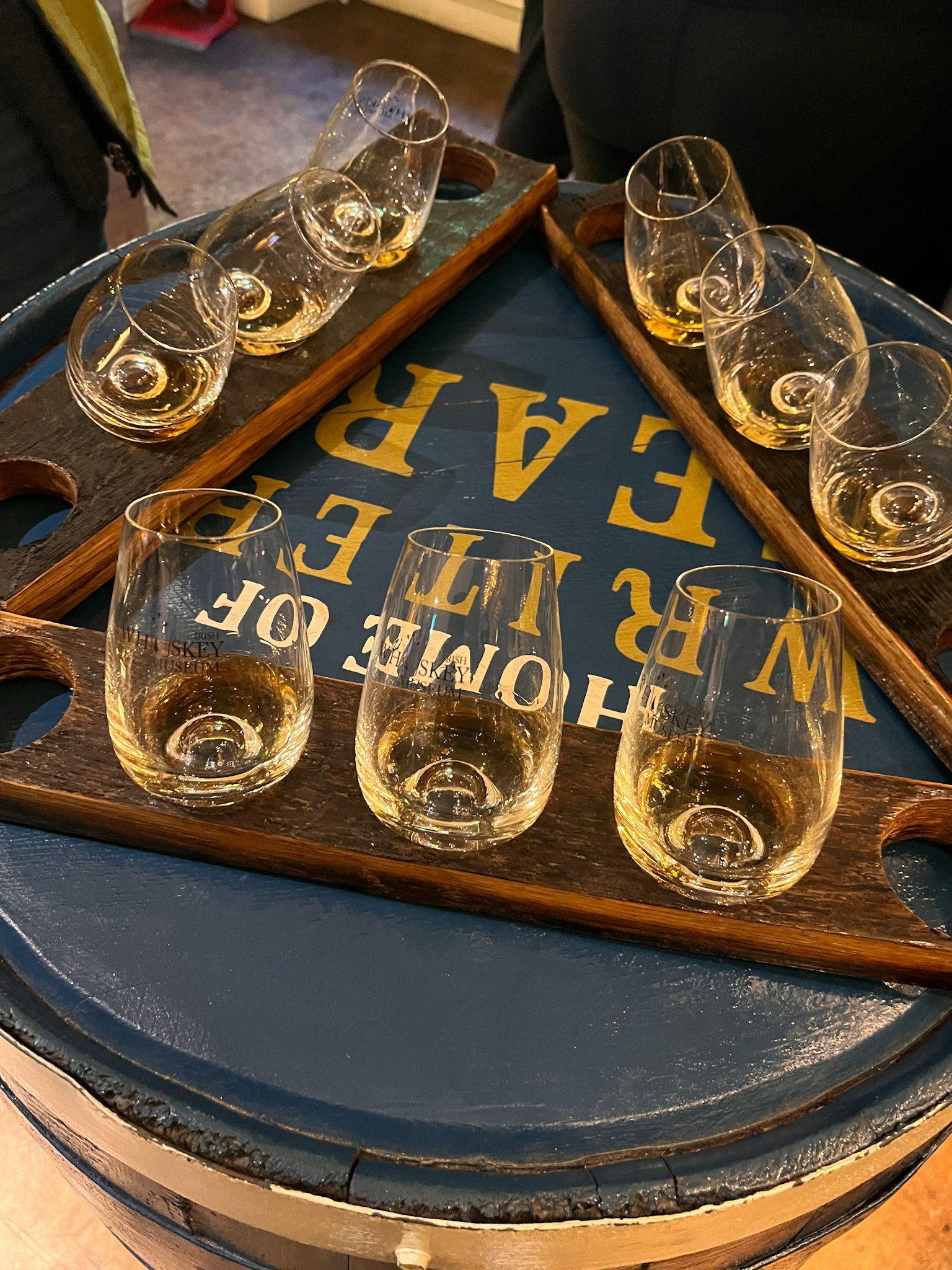 木托盘上排列的酒杯和带有文字的桶