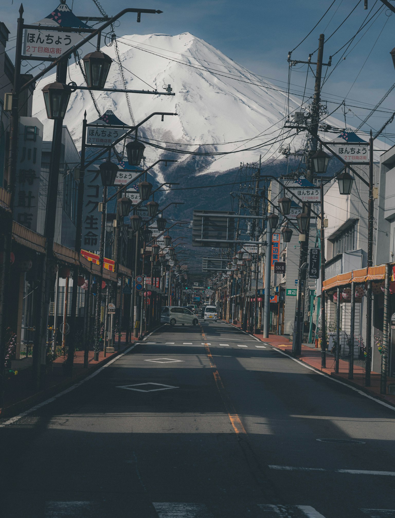 安靜的街景，背景是富士山