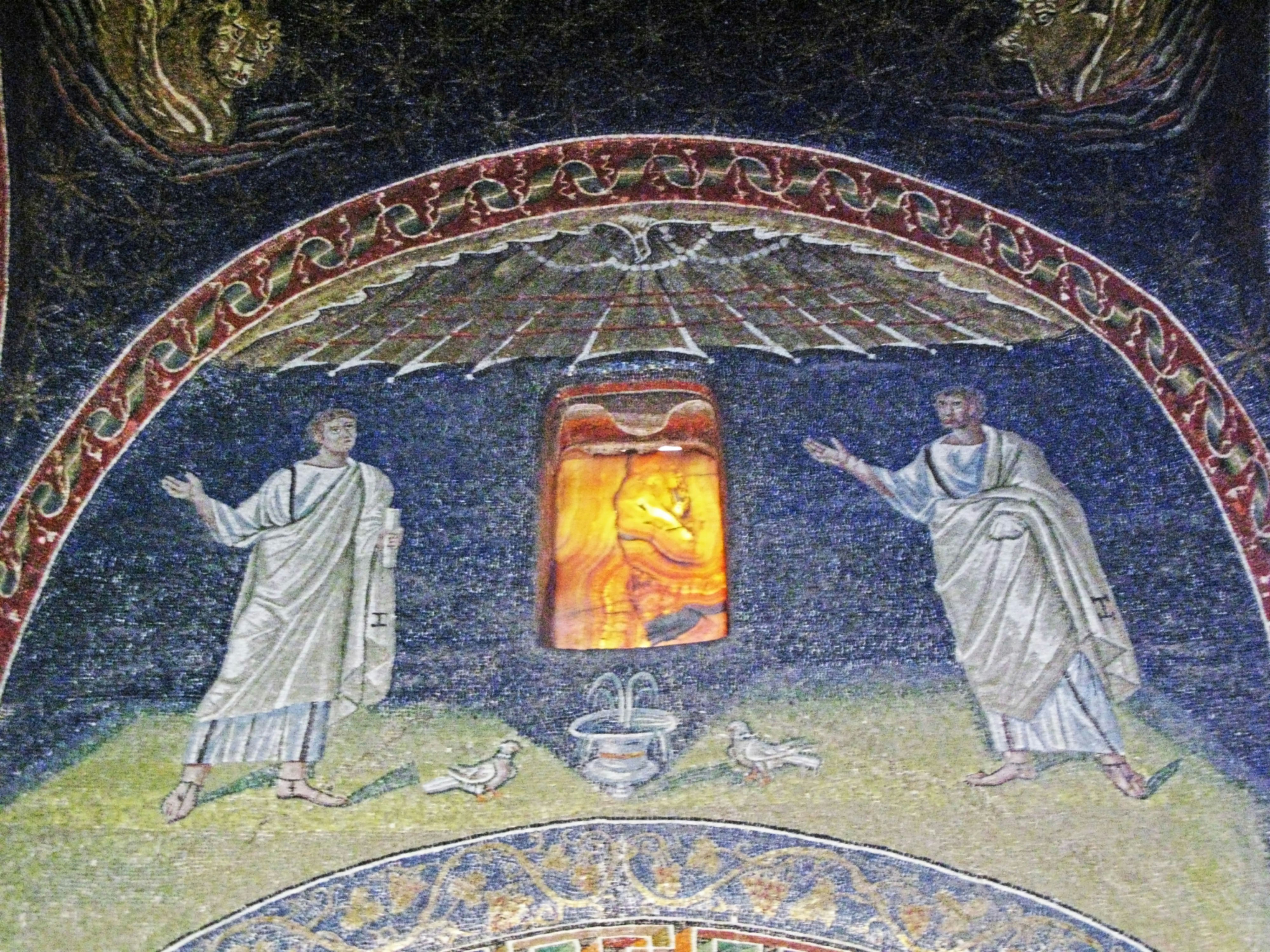 fresque murale avec un emblème lumineux au centre d’une salle du trône
