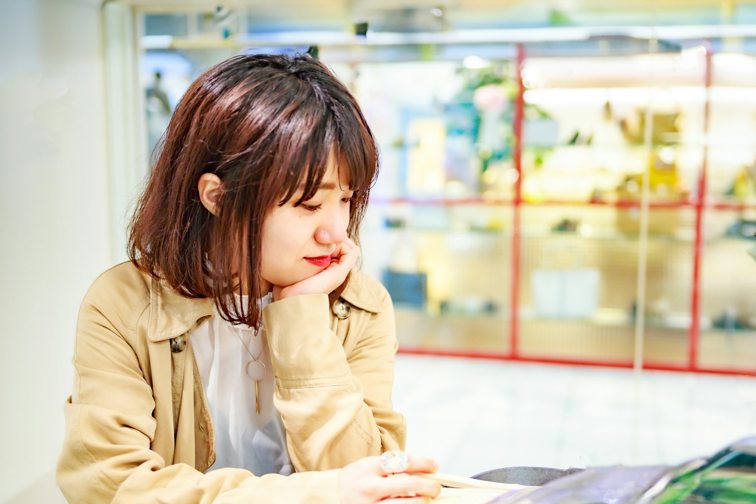 咖啡廳中思考的女性側面形象 髮型和服裝引人注目