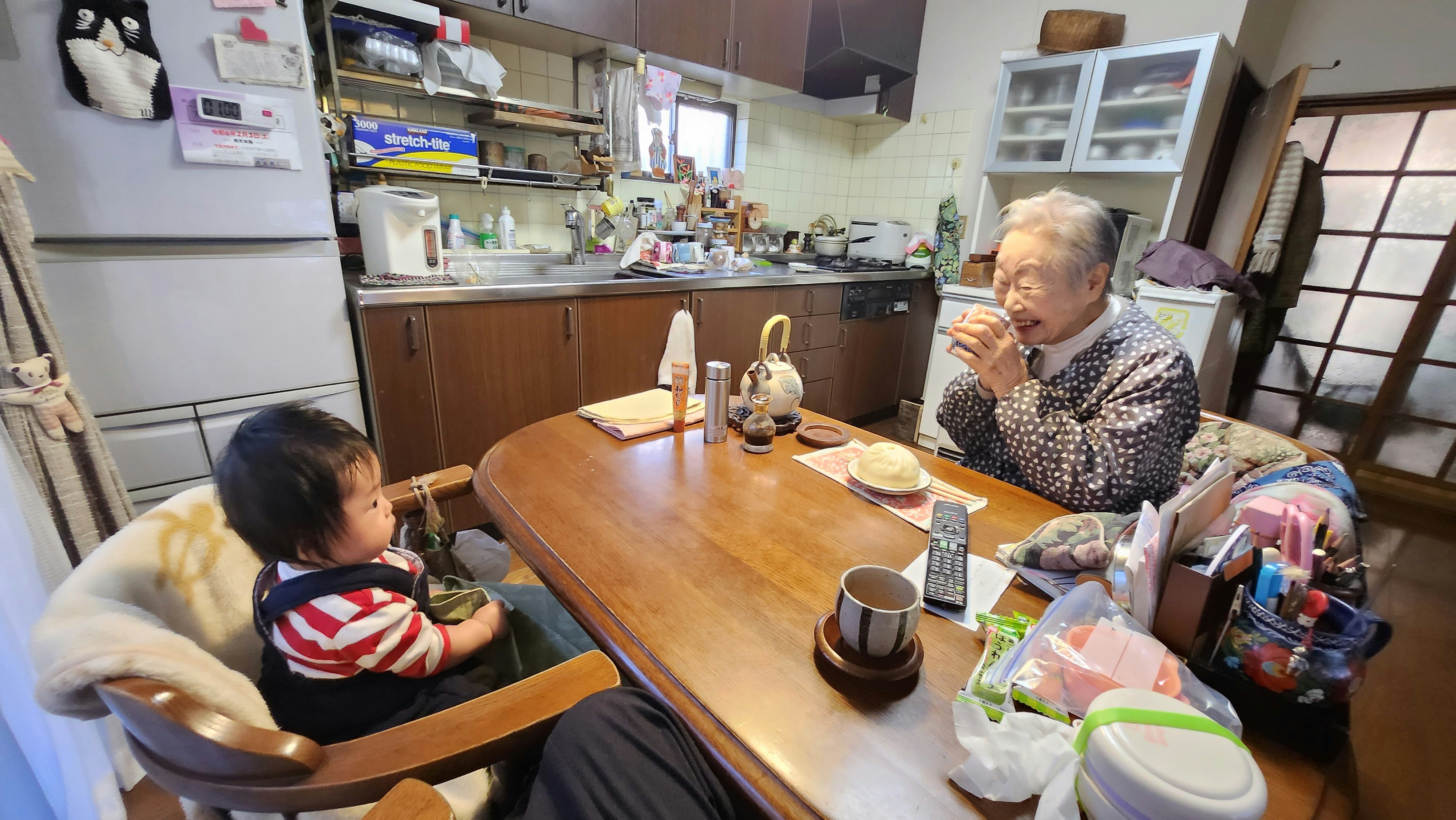 食卓を囲む2人の会話シーン