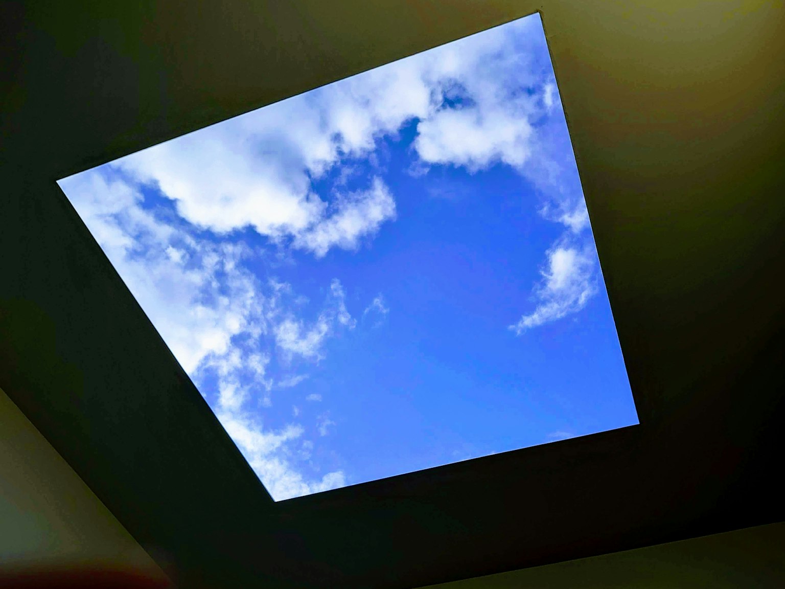 Hình ảnh của cửa sổ trời cho thấy bầu trời xanh và mây trắng