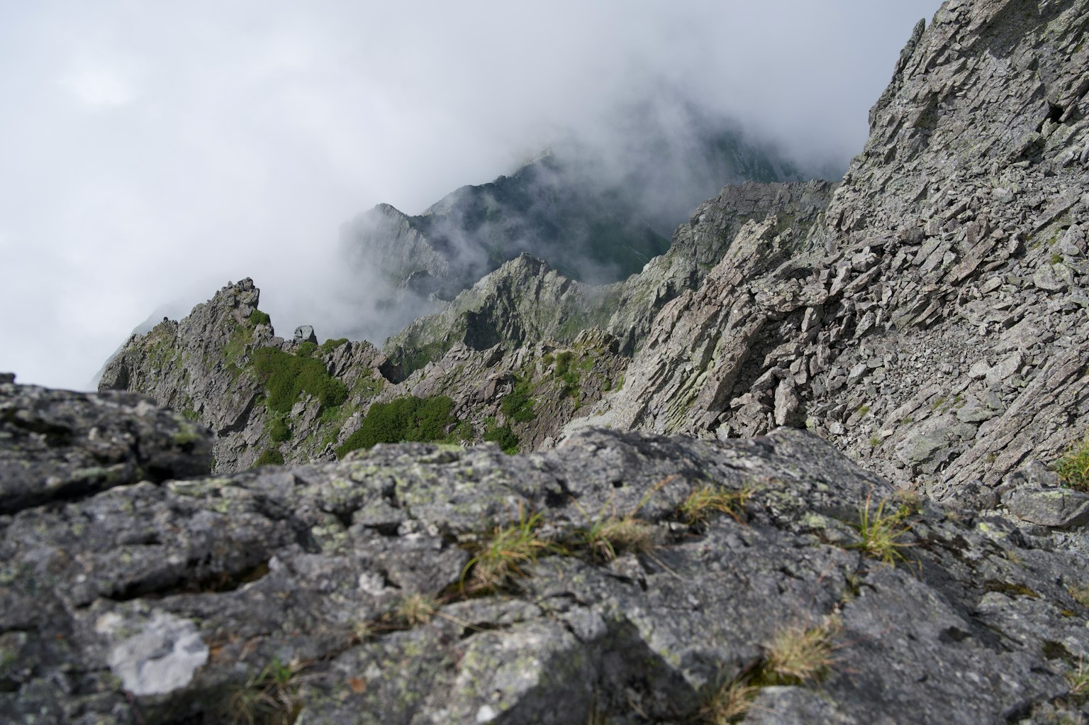 被云层覆盖的山顶的岩石风景