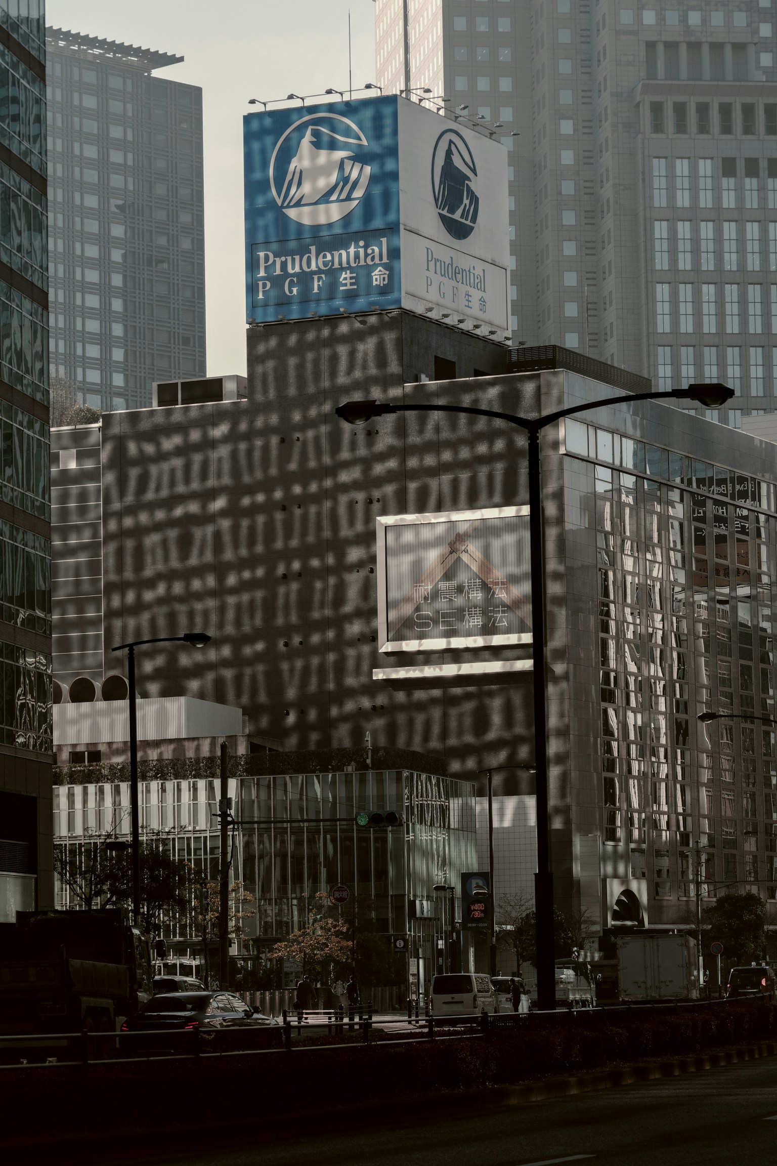高层建筑和大型广告牌与车辆