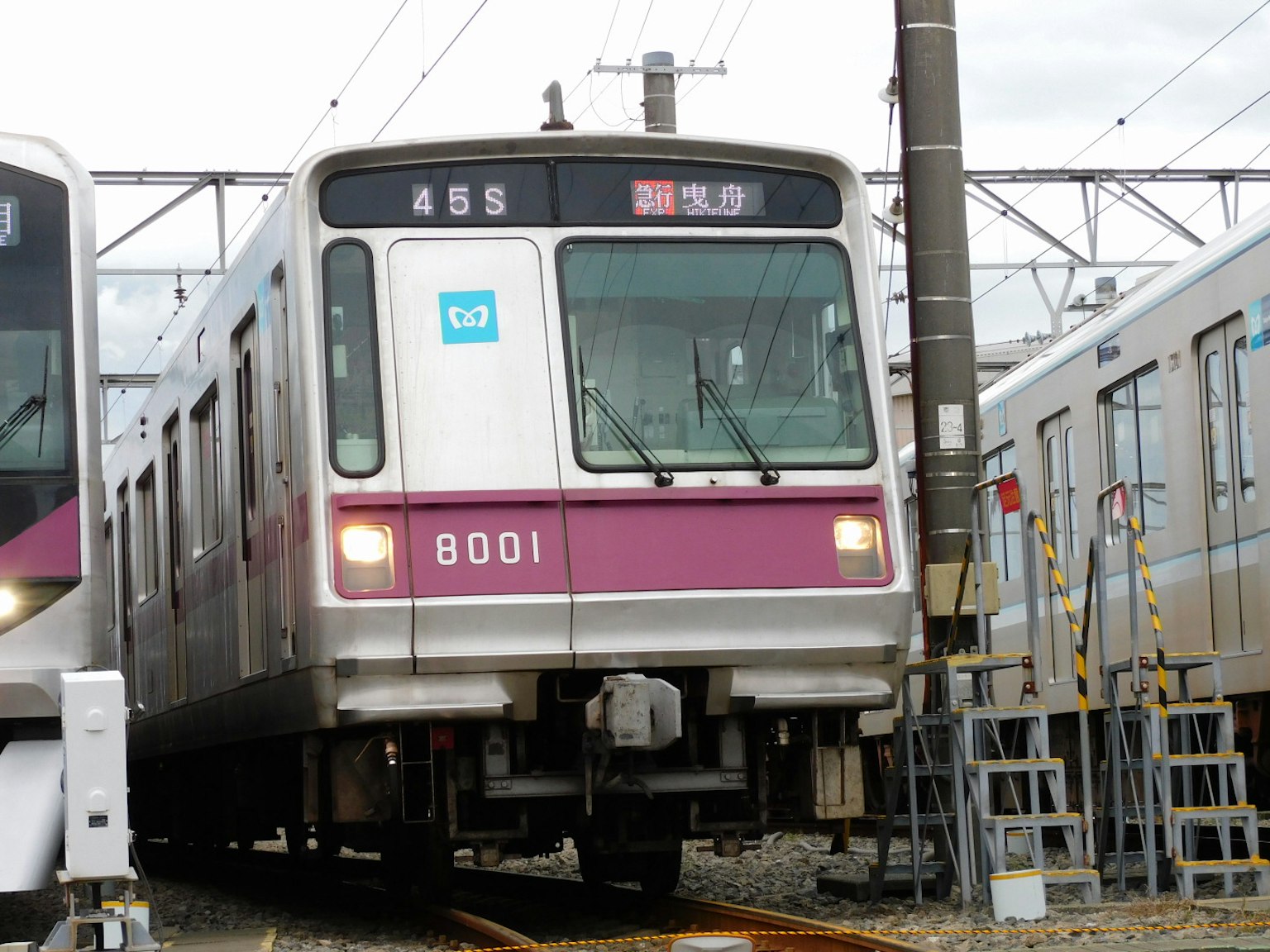Kereta di stasiun dengan nomor kendaraan 6001 terlihat