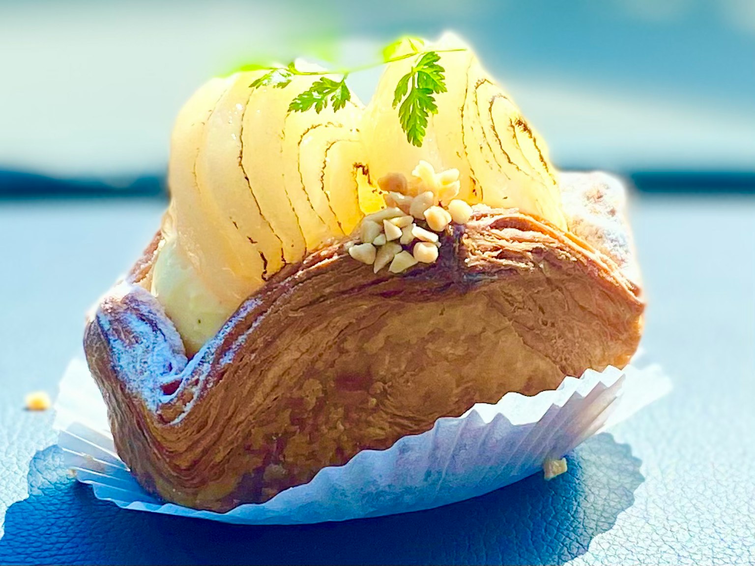Süßes Gebäck mit Sahne und dekorativen Nüssen